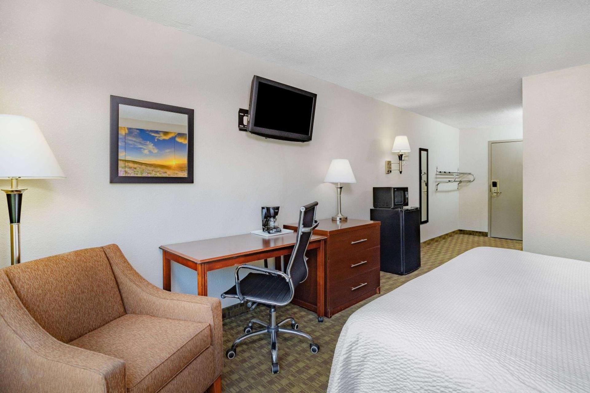 Days Inn by Wyndham Cambridge photo 15