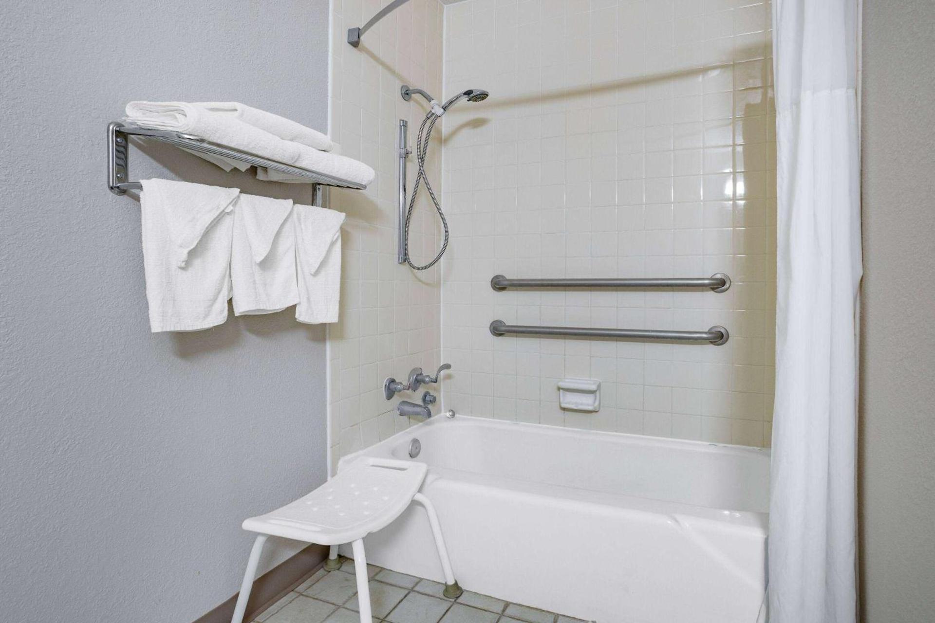 Days Inn by Wyndham Cambridge photo 17