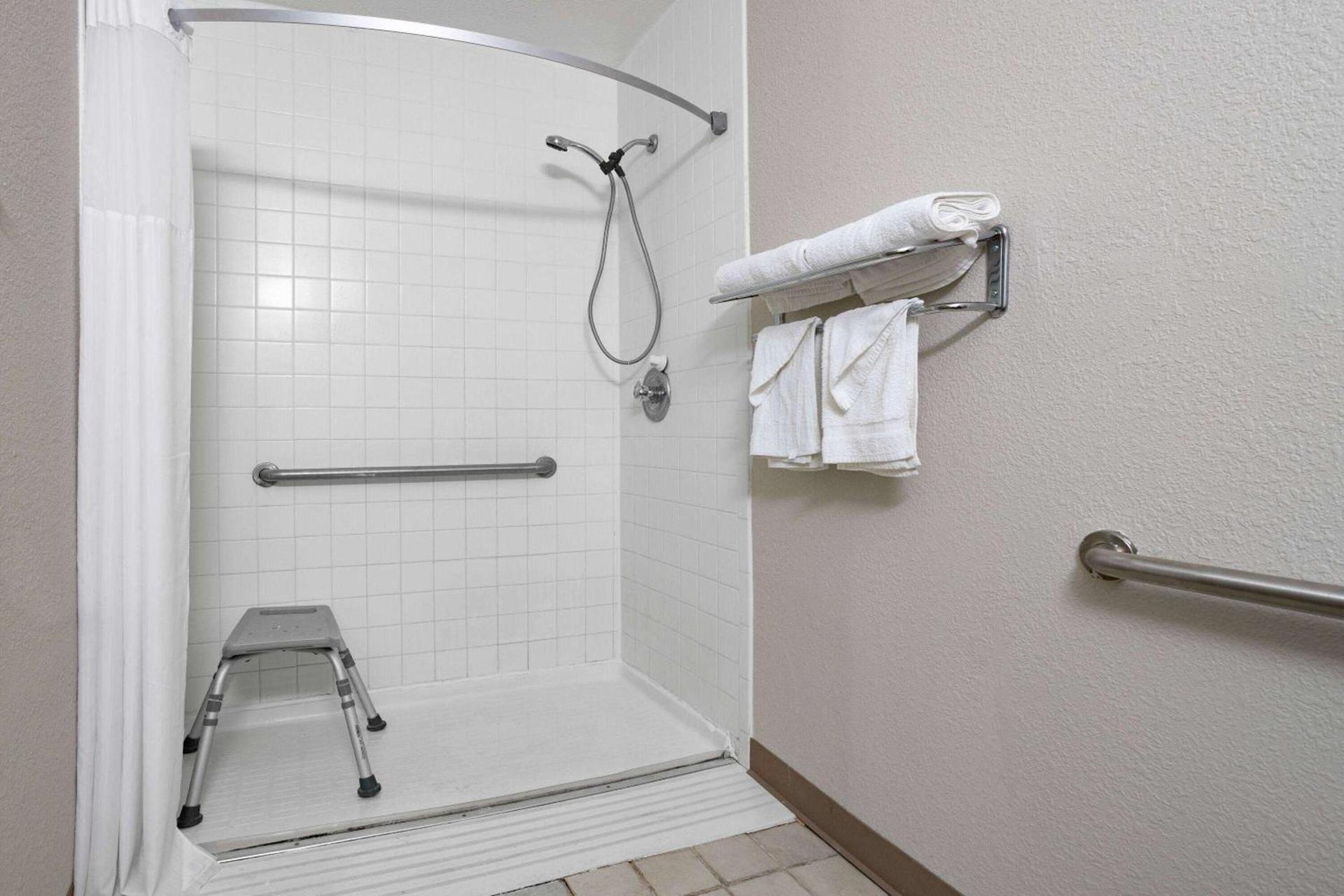 Days Inn by Wyndham Cambridge photo 18