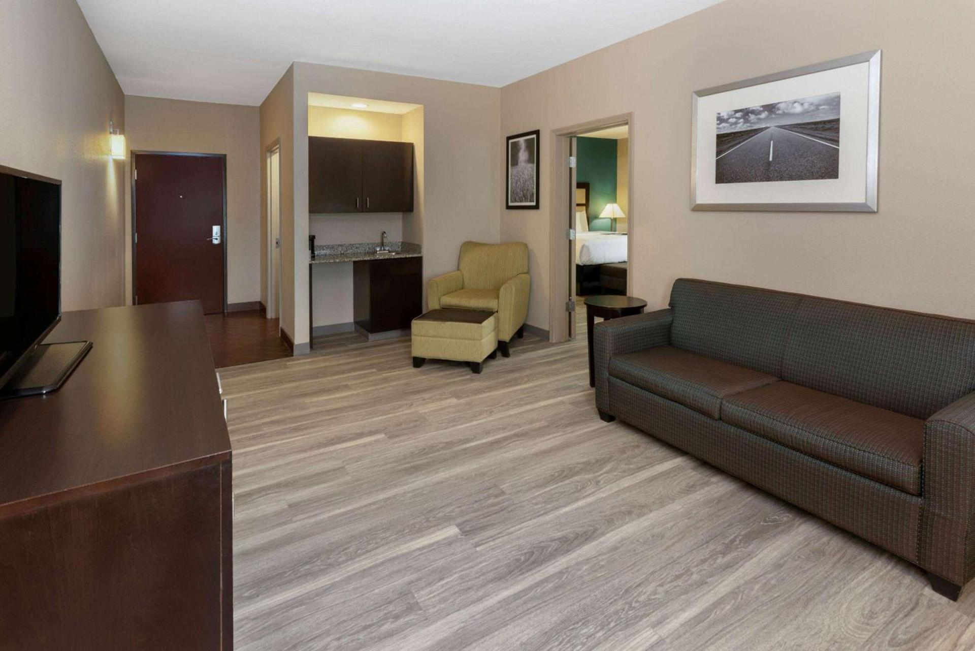 La Quinta Inn & Suites by Wyndham Durant photo 7