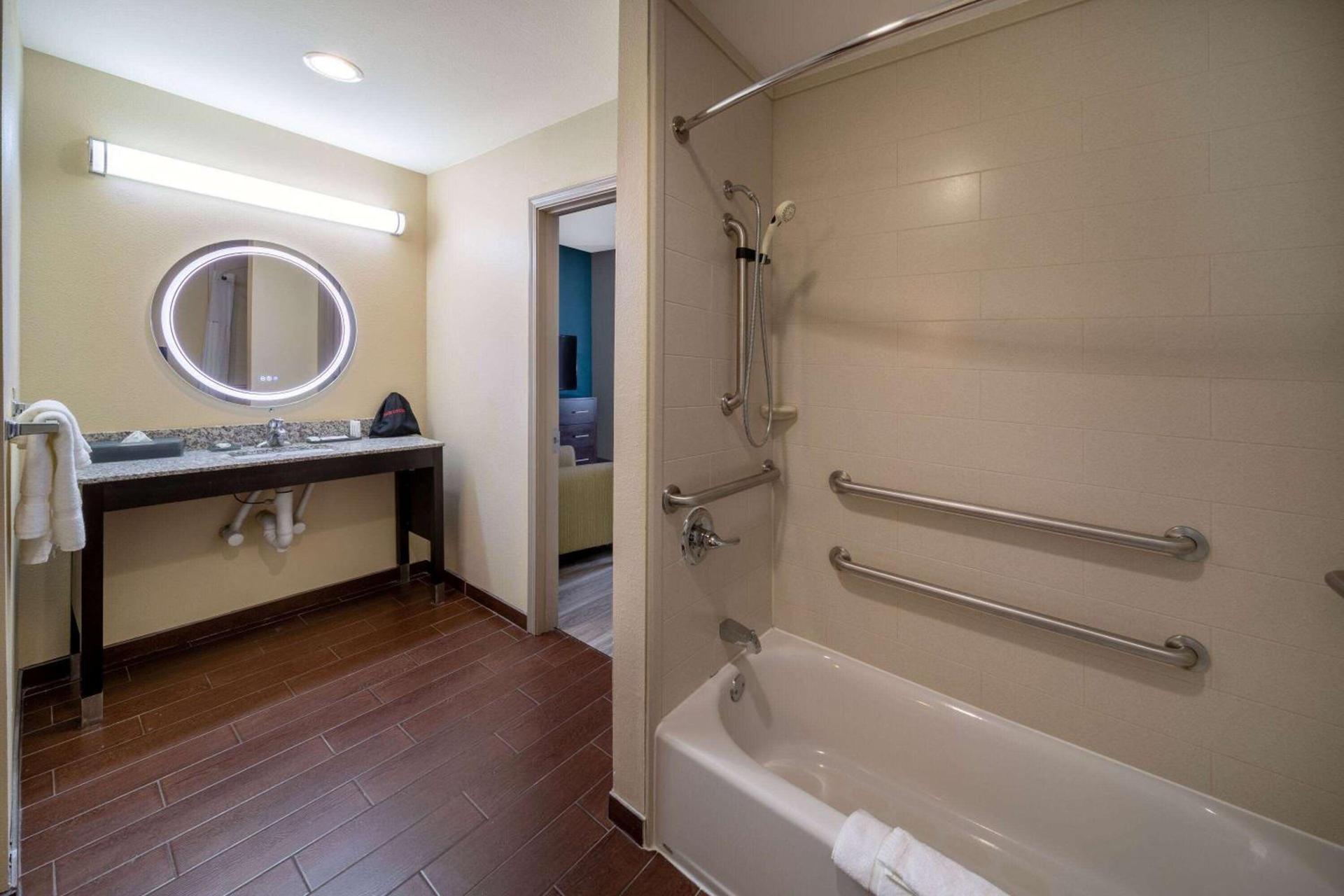 La Quinta Inn & Suites by Wyndham Durant photo 14