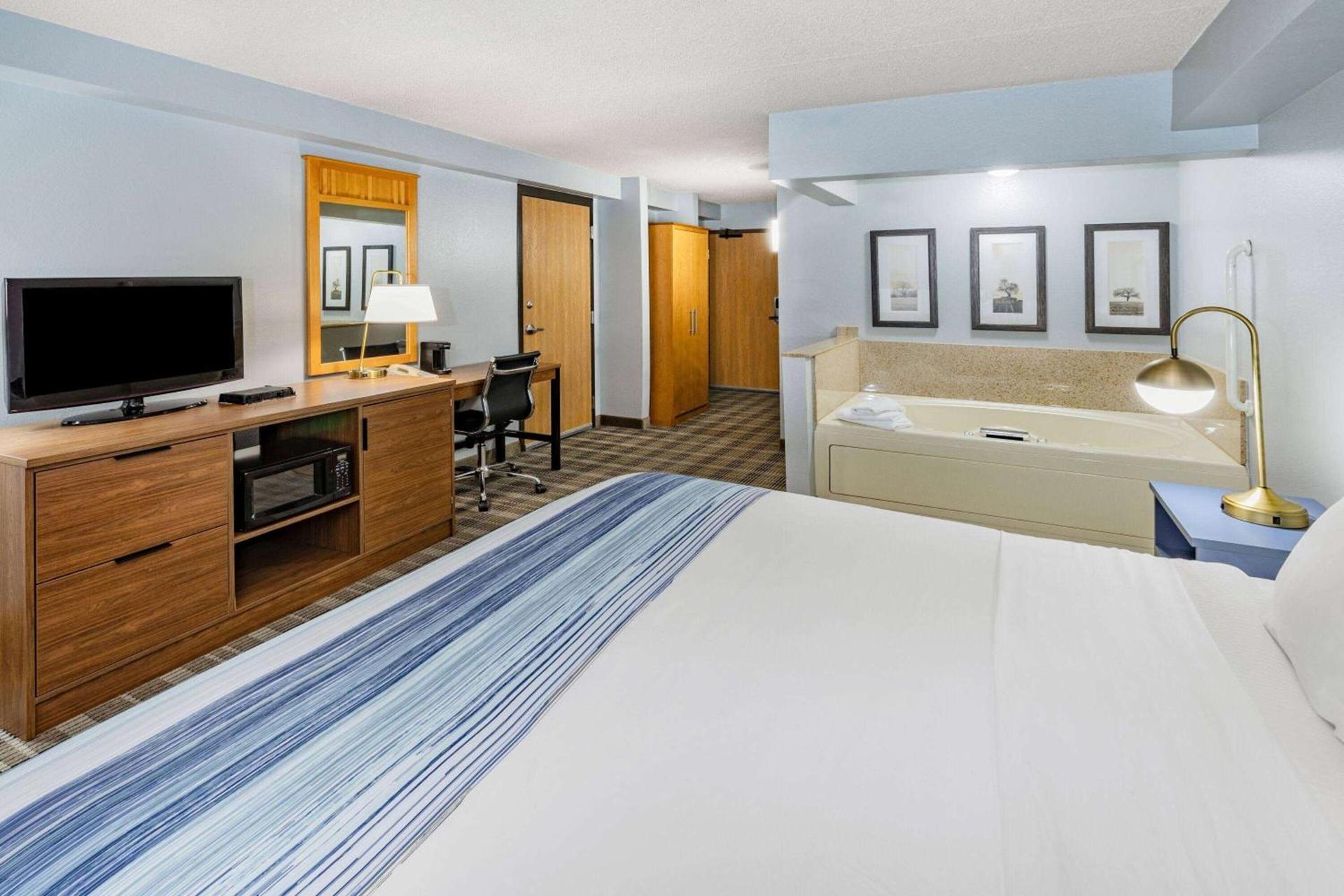 AmericInn by Wyndham Sayre photo 12