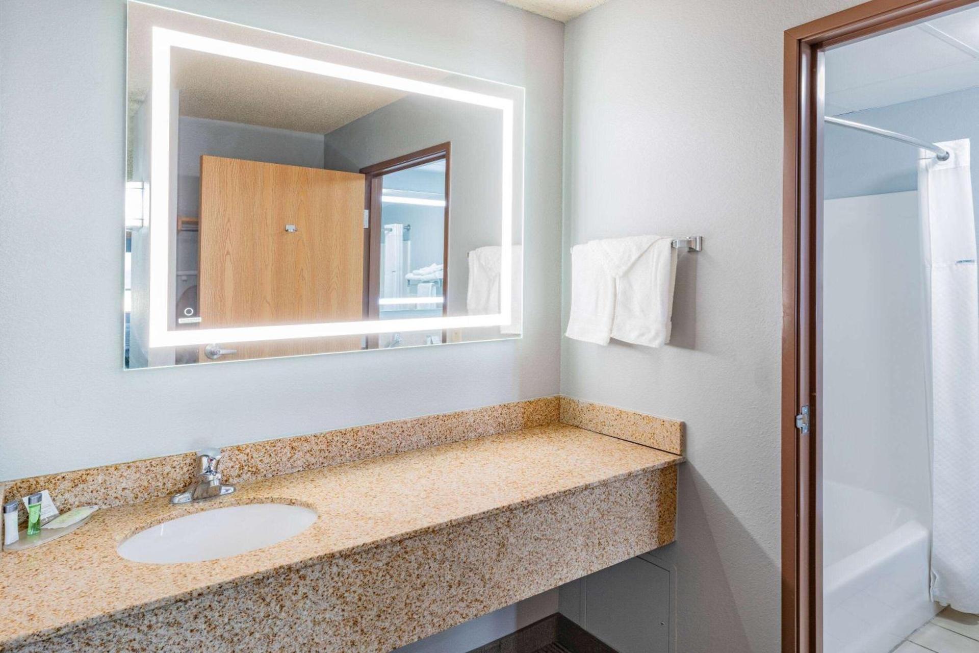 AmericInn by Wyndham Sayre photo 14