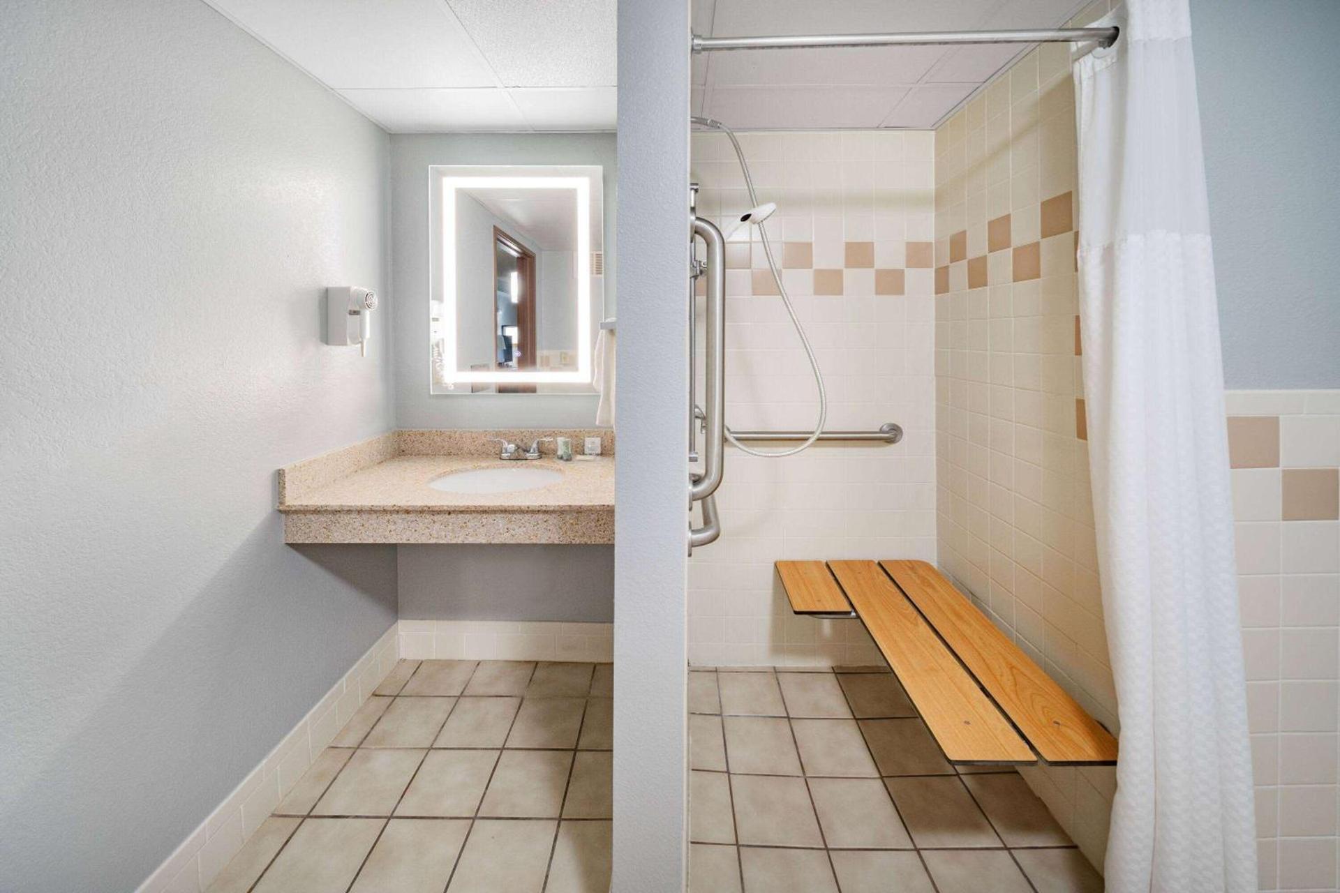 AmericInn by Wyndham Sayre photo 19