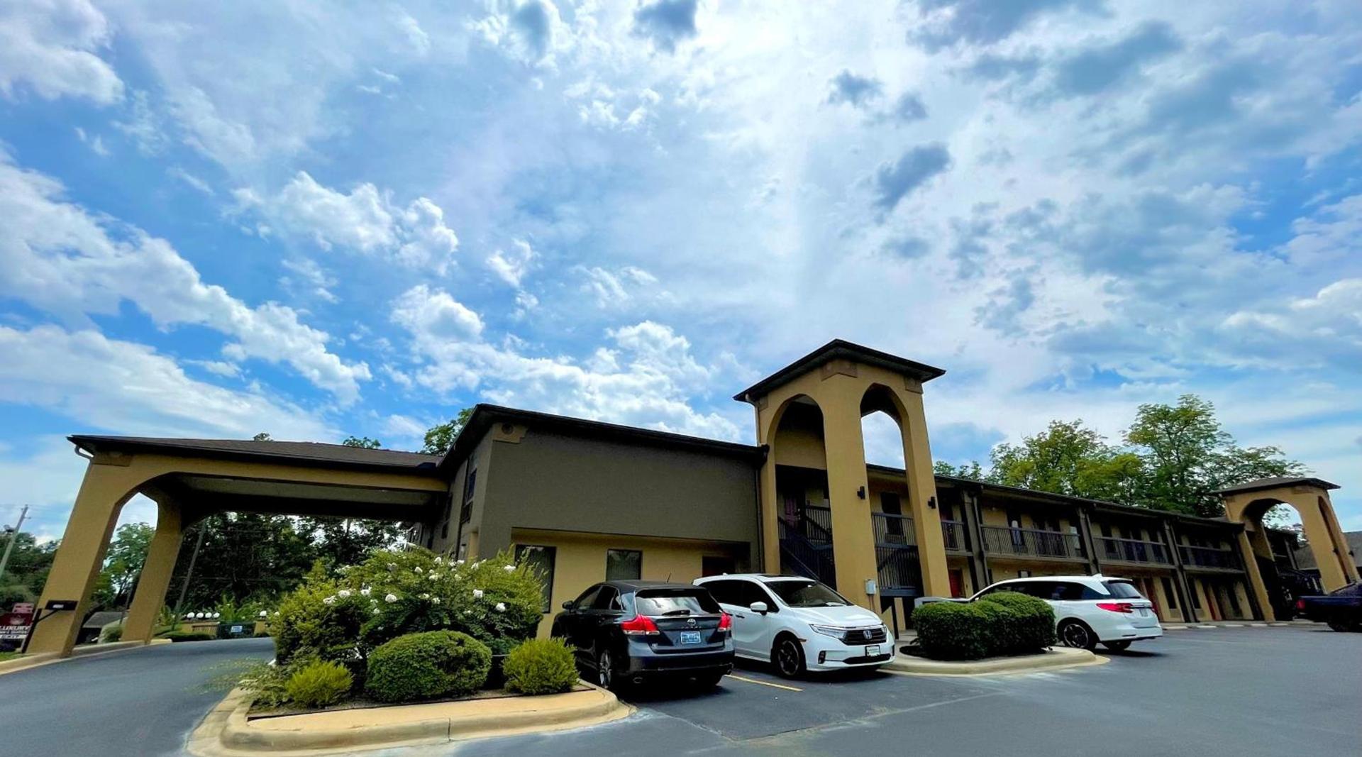 Luxury Inn & Suites — hotel in Selma