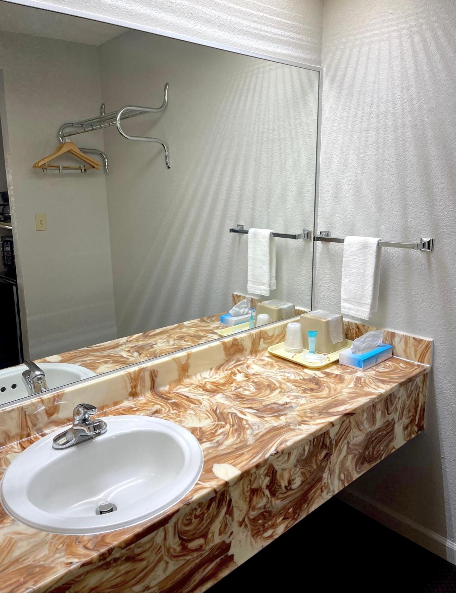 Luxury Inn & Suites photo 9