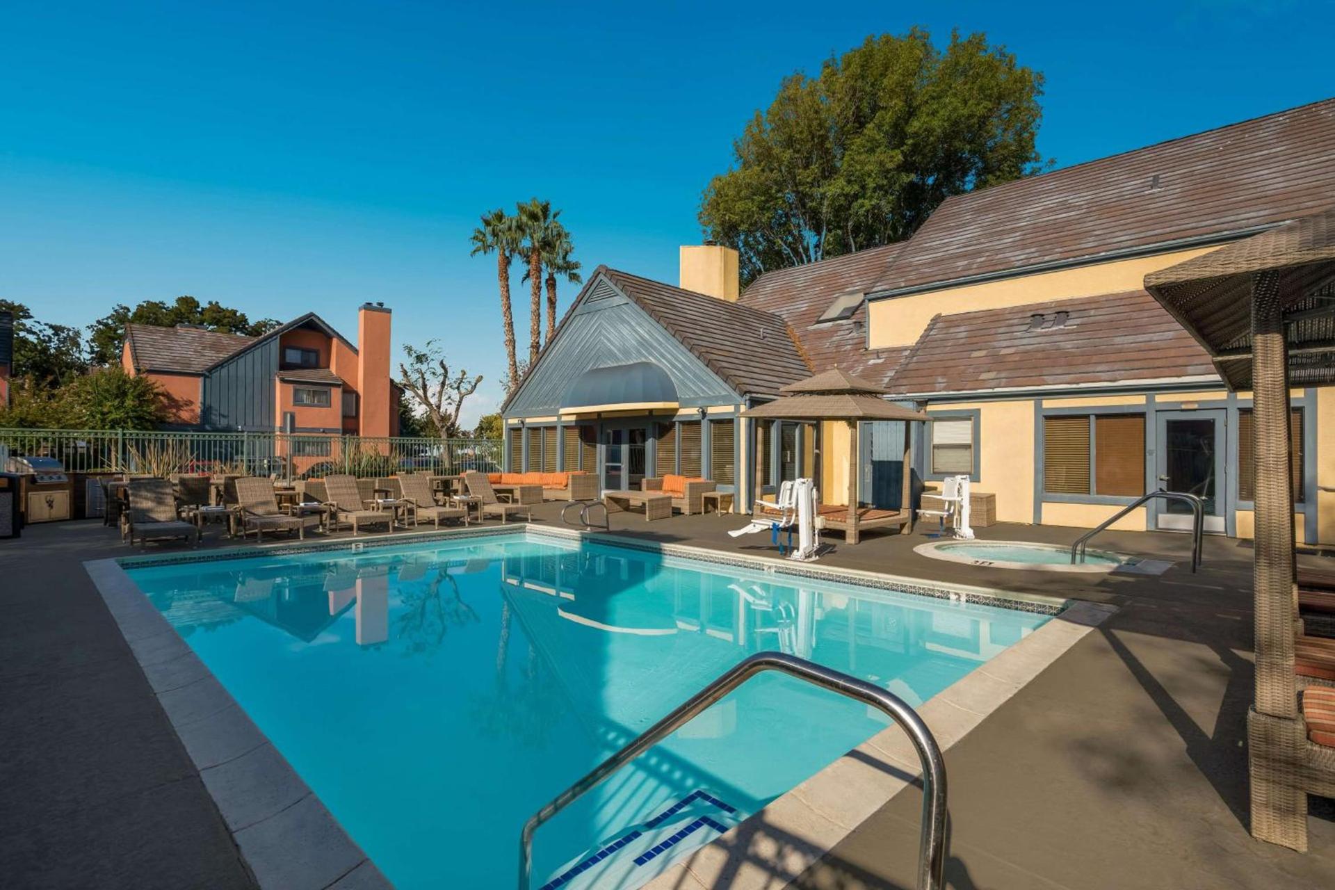 SenS Suites Livermore; SureStay Collection by Best Western photo 4