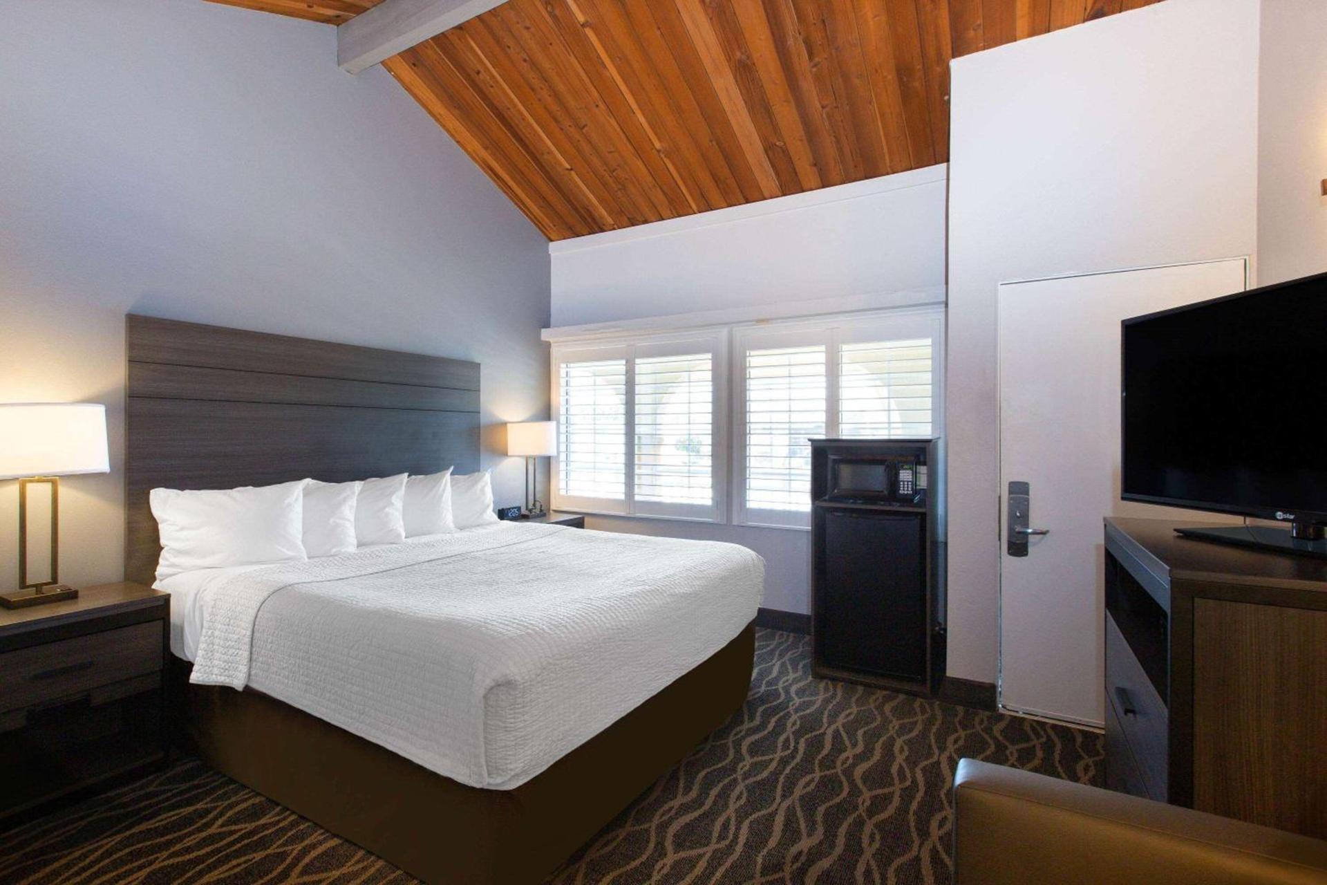 Days Inn by Wyndham Ukiah photo 10