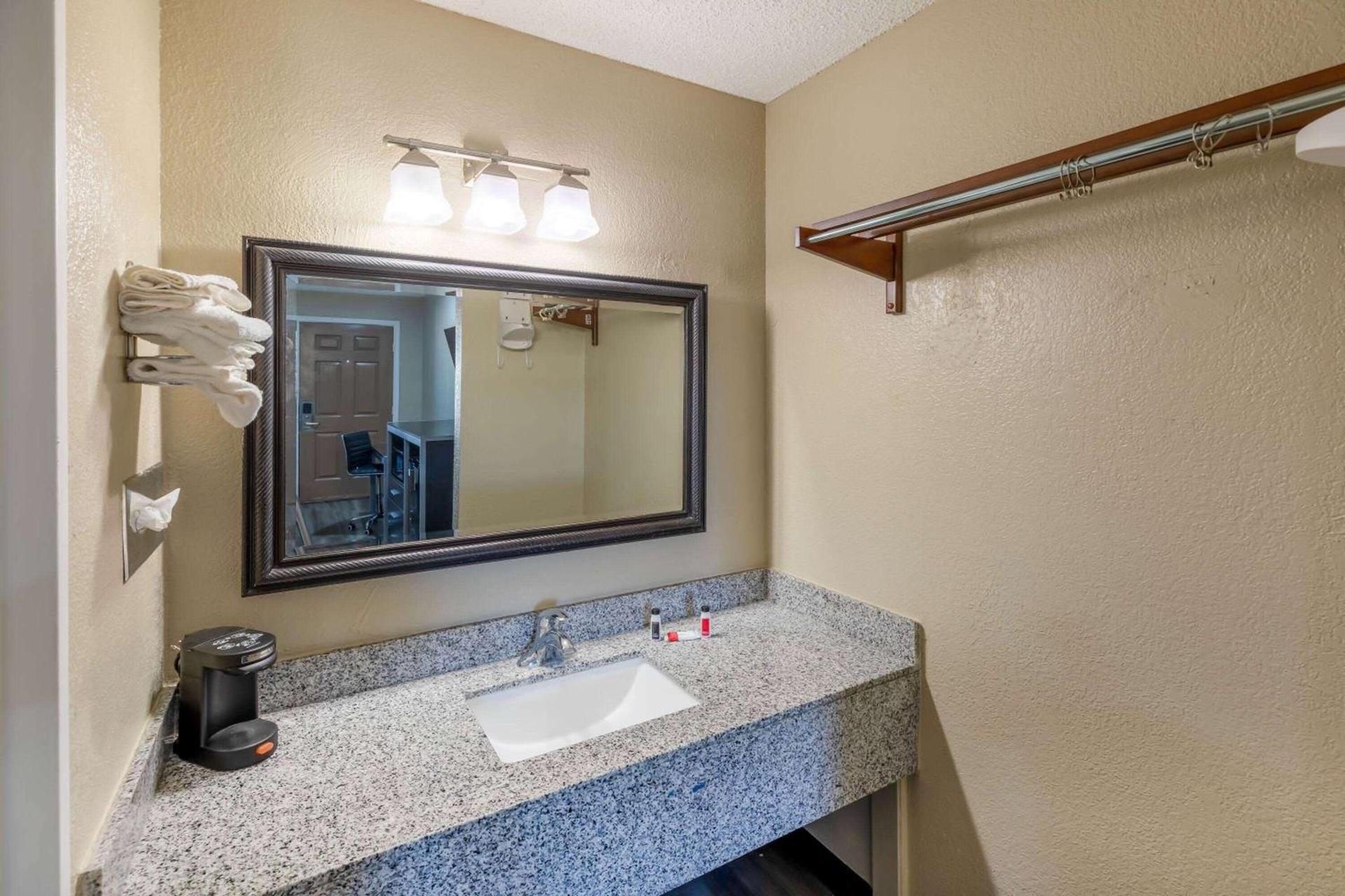 Economy Suites Fairgrounds photo 26