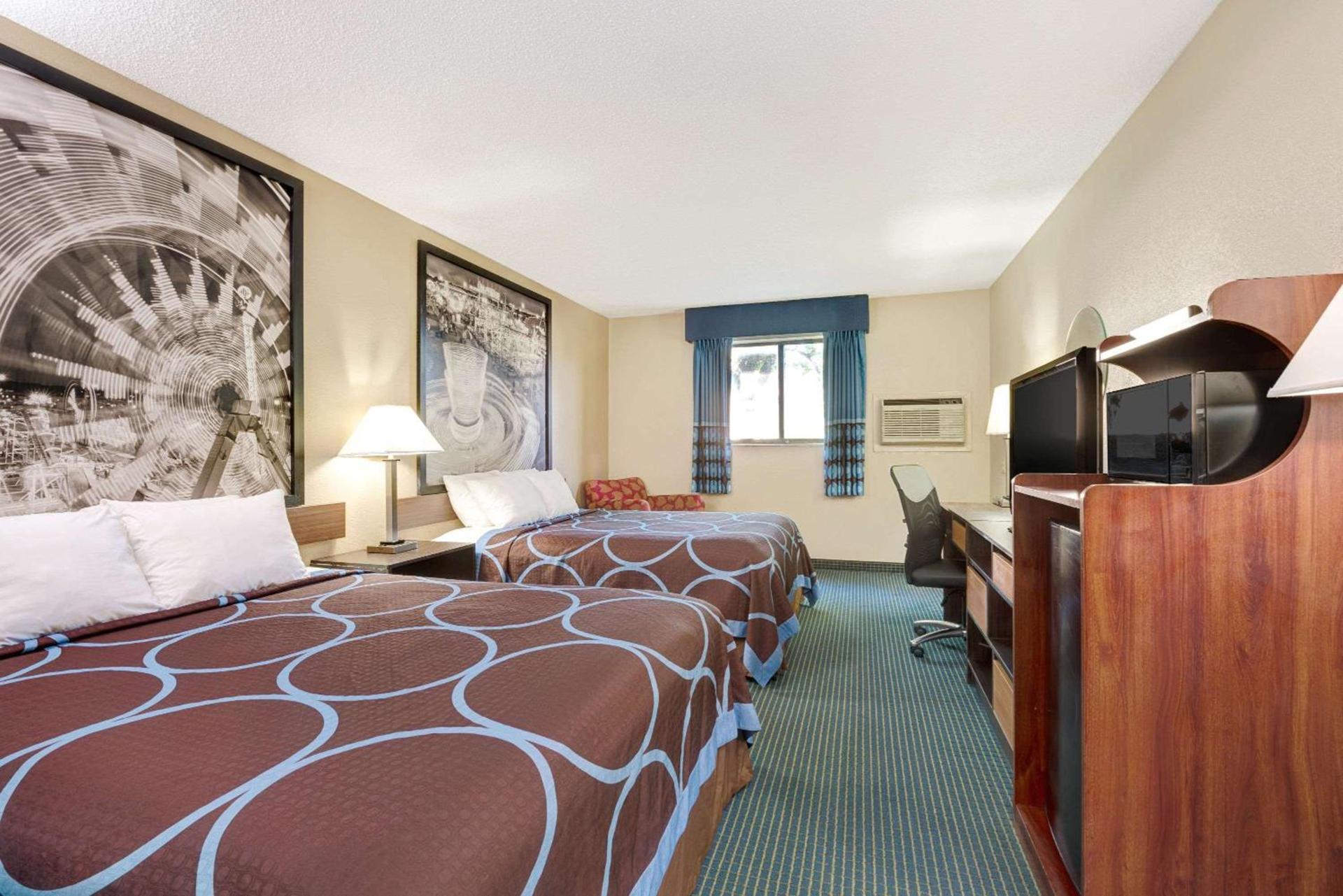 Super 8 by Wyndham Hutchinson photo 9