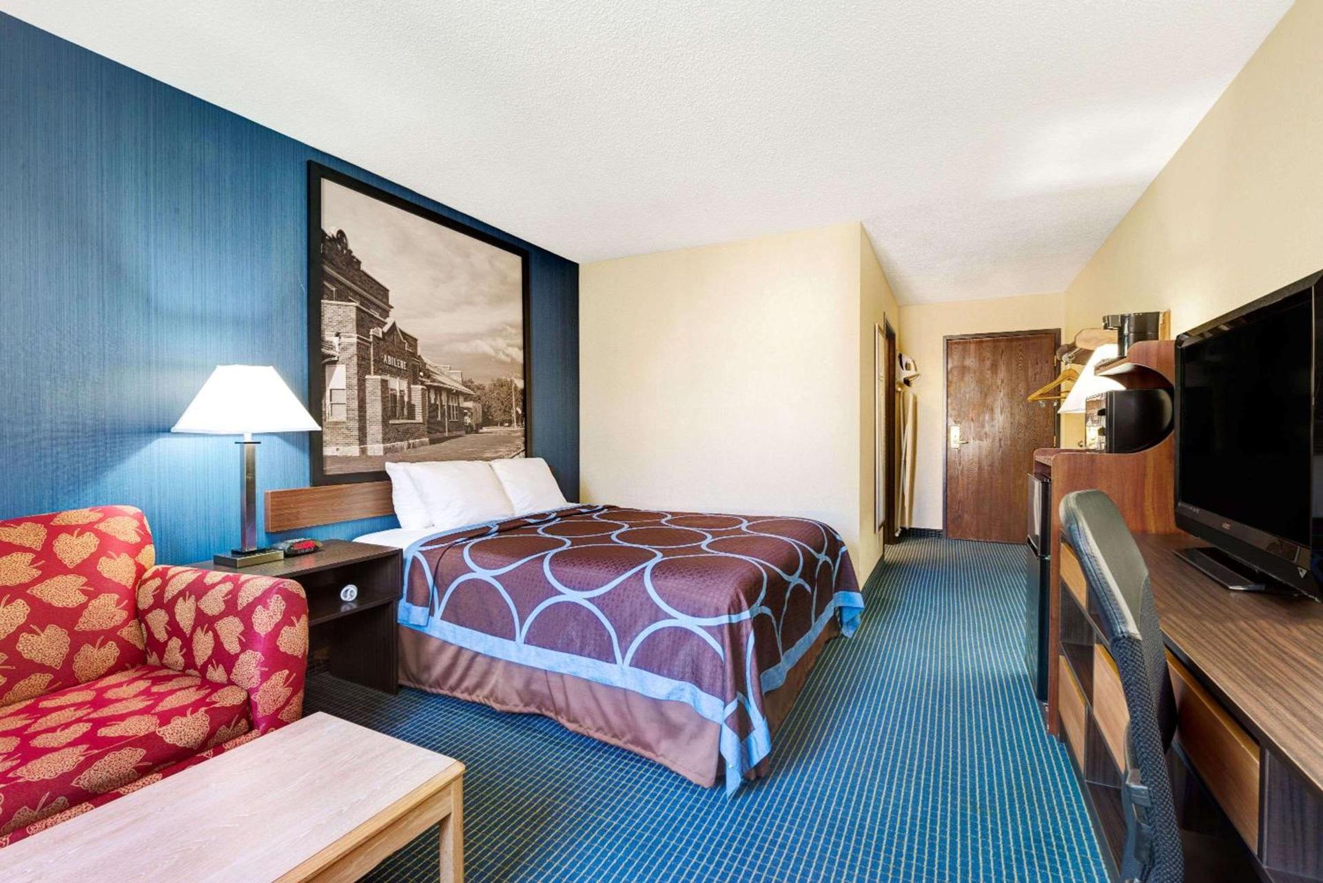 Super 8 by Wyndham Hutchinson photo 10