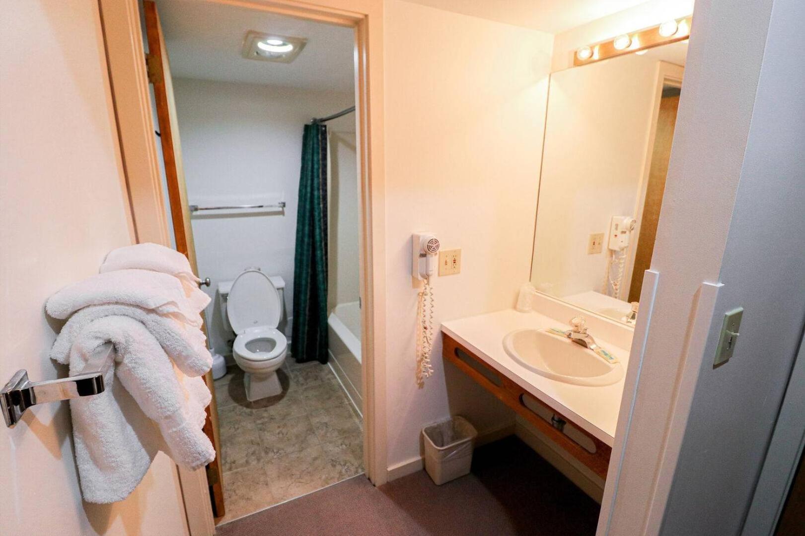 Cedarbrook Two Double bed Standard Hotel room 118 photo 10