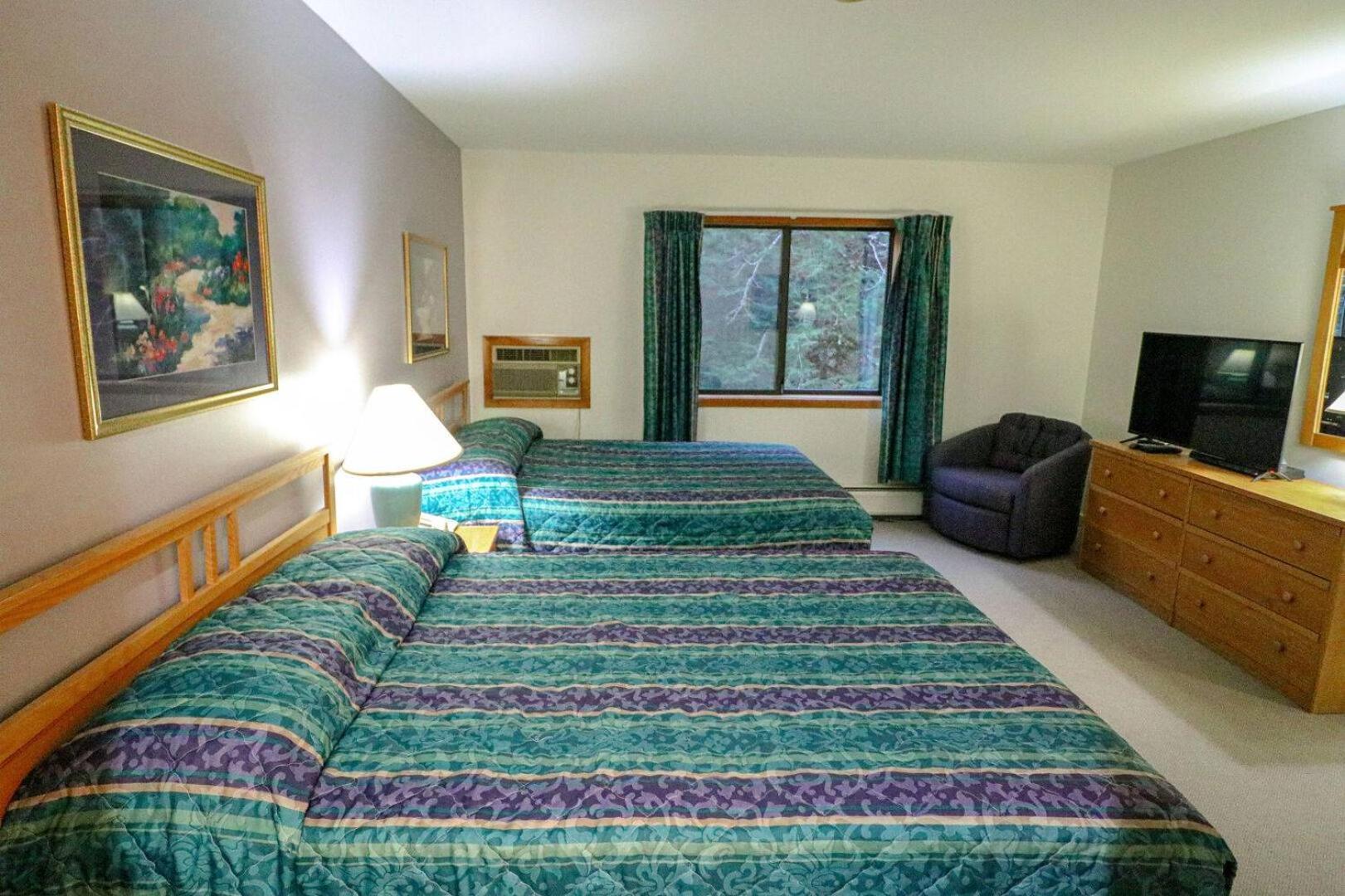 Cedarbrook Two Double bed Standard Hotel room 118 photo 4