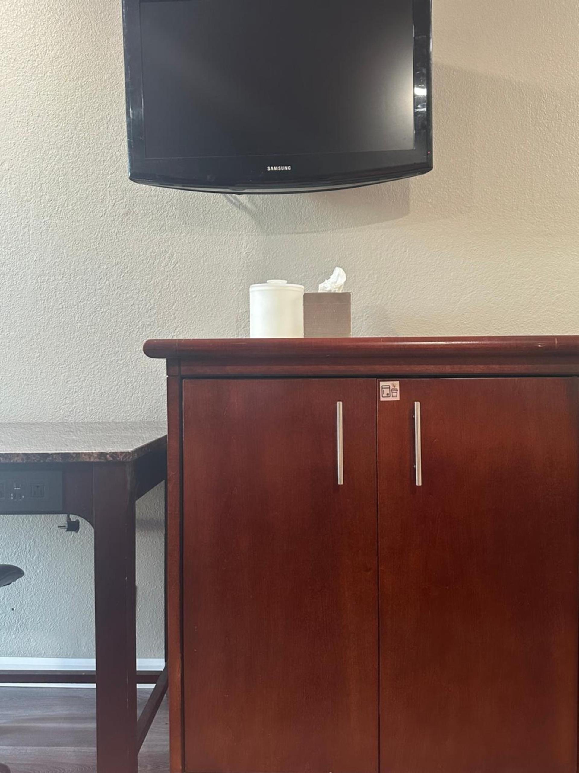 ROYAL MOTEL TRACY photo 9