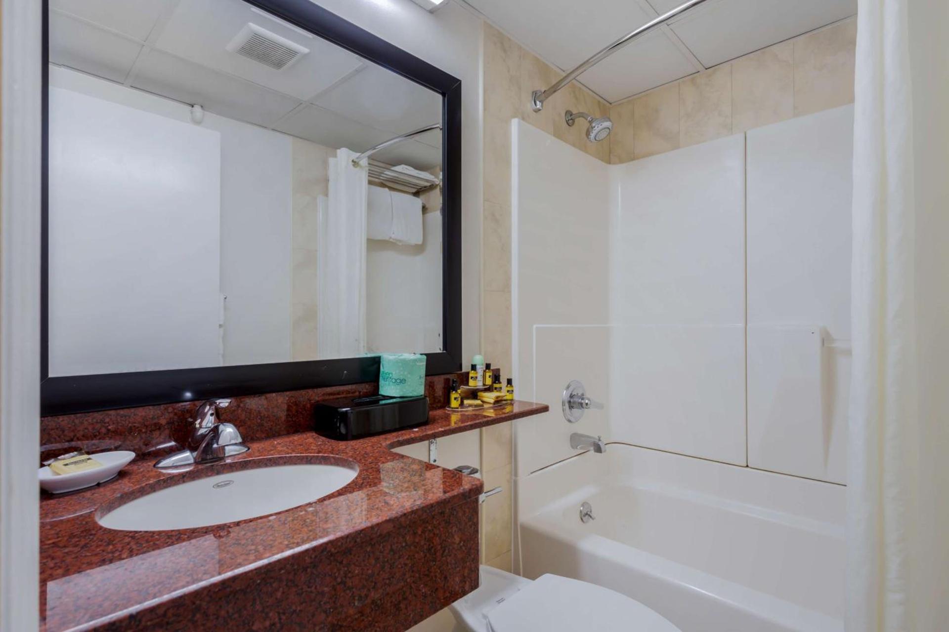Best Western Plus Brooklyn Bay Hotel photo 24