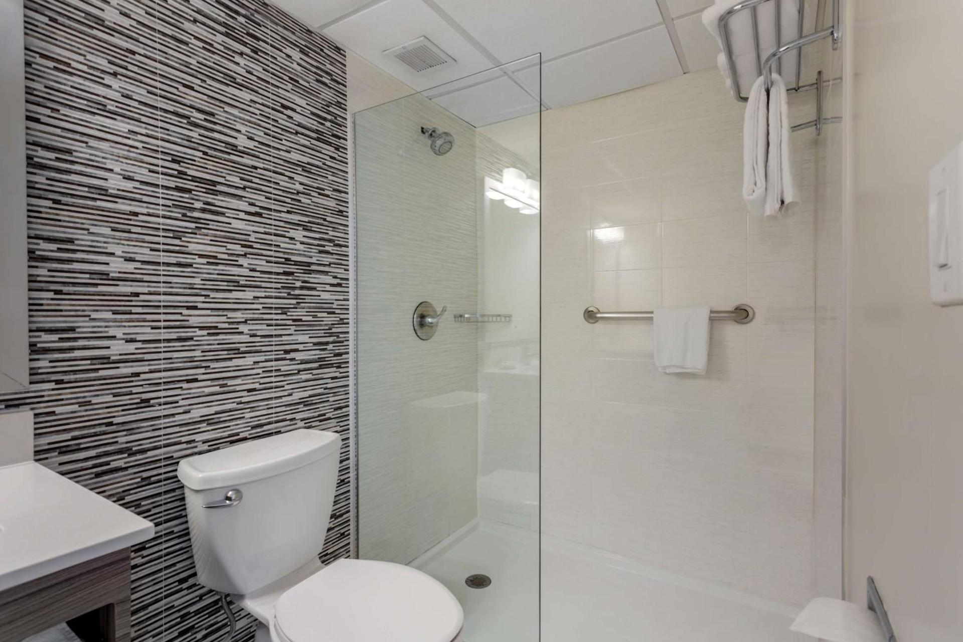 Best Western Plus Brooklyn Bay Hotel photo 39