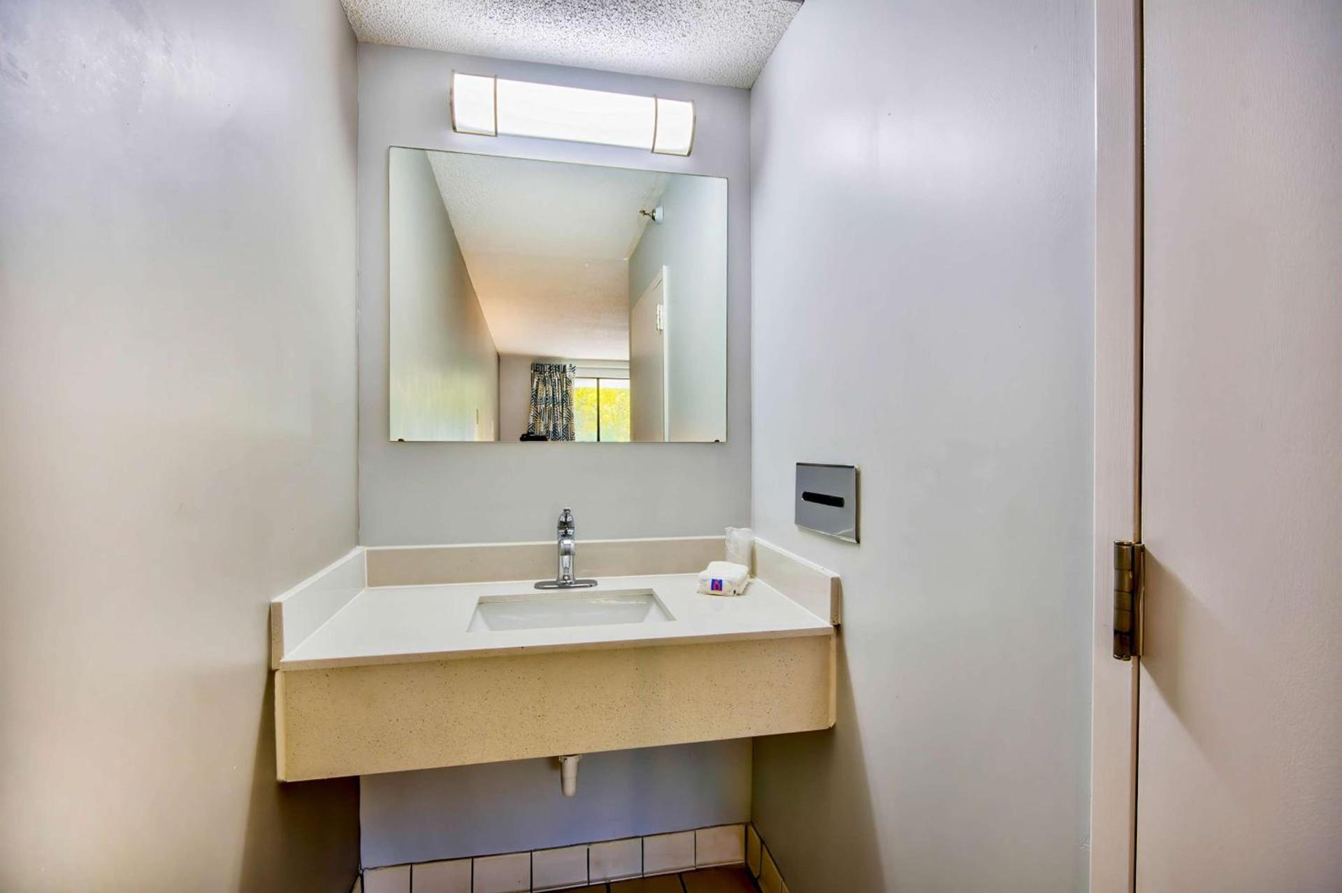 Motel 6 Jeffersonville, IN photo 20