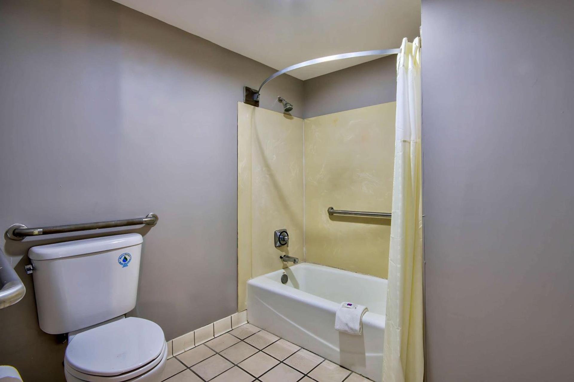 Motel 6 Jeffersonville, IN photo 19