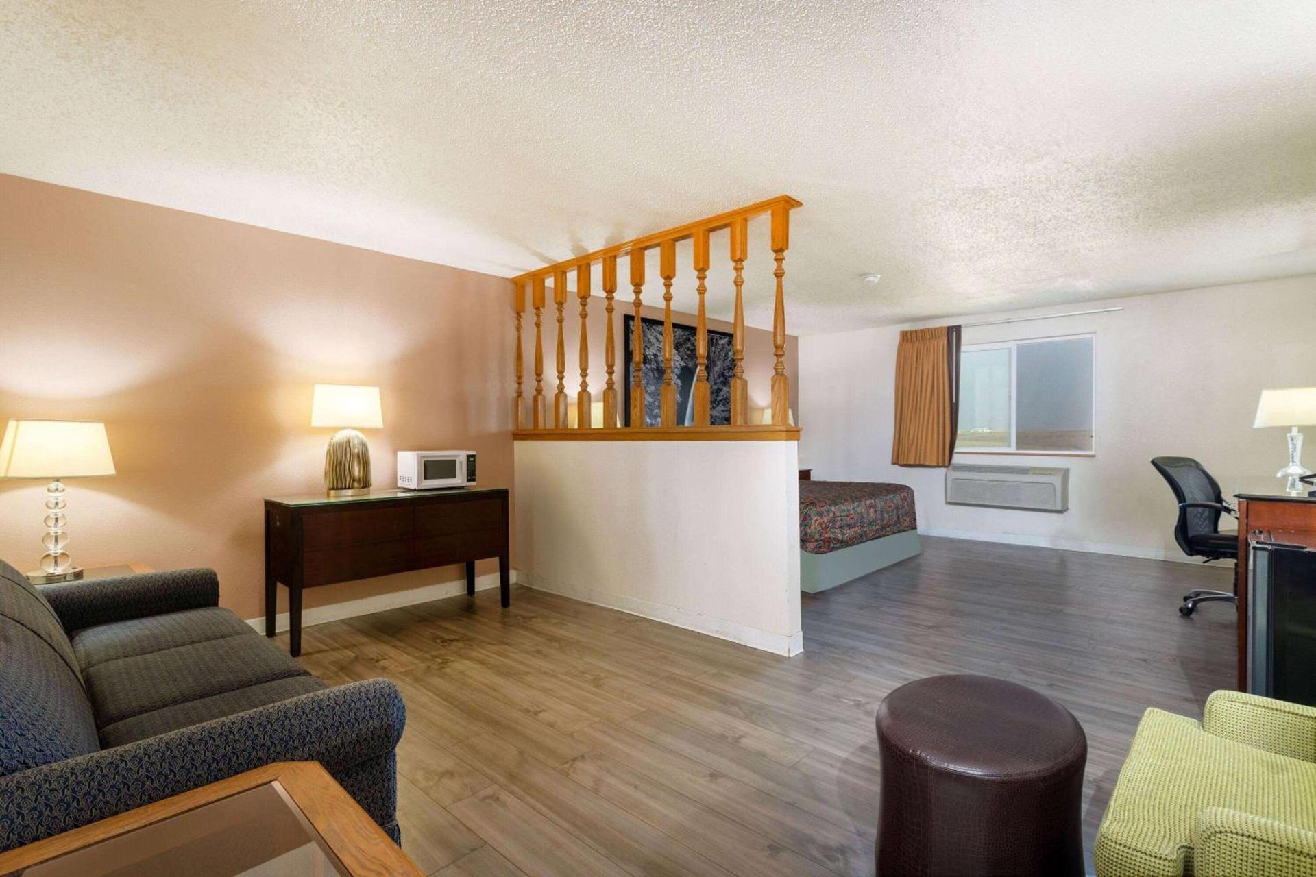 Super 8 by Wyndham Pendleton photo 13