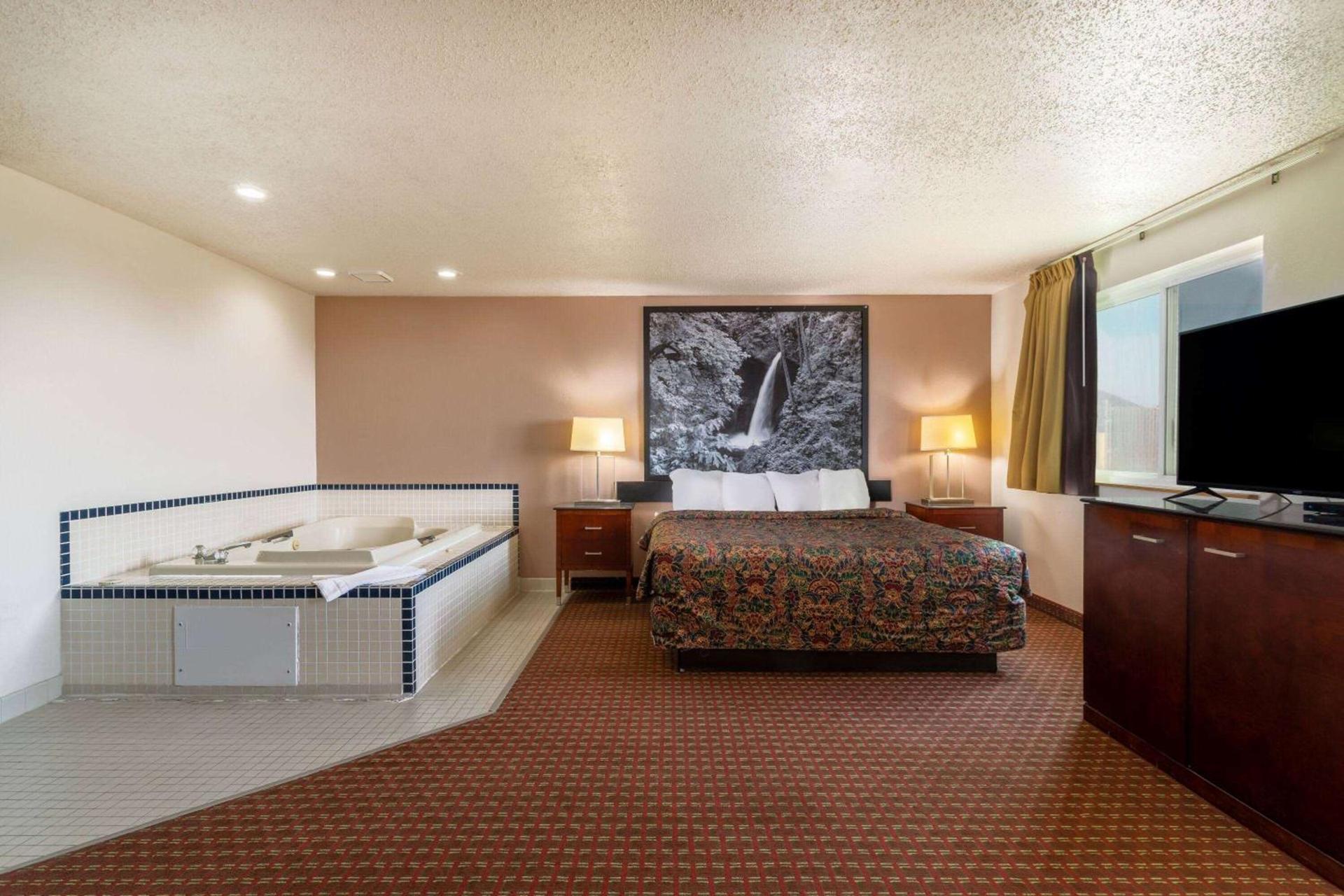 Super 8 by Wyndham Pendleton photo 25