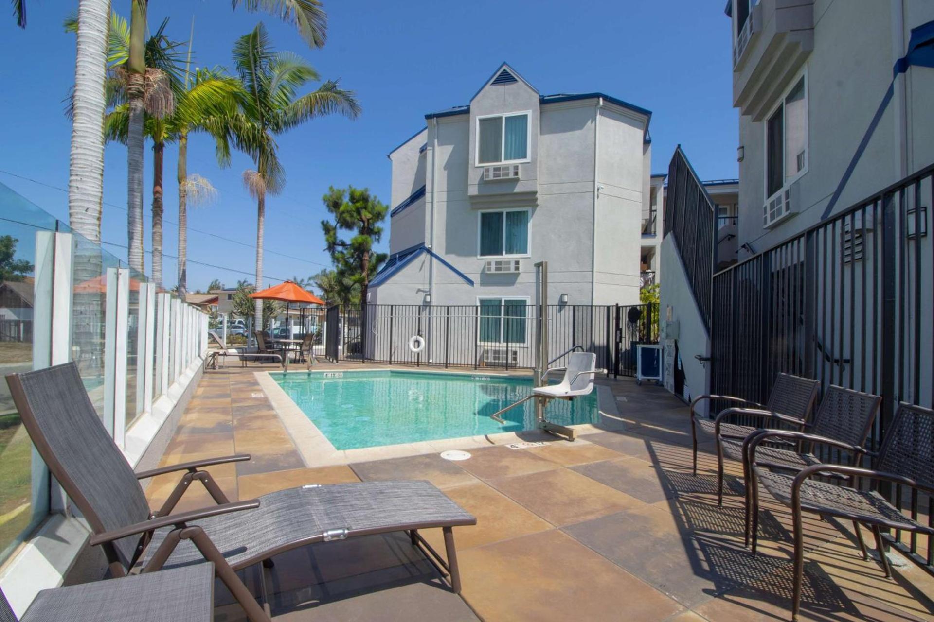Days Inn by Wyndham Carlsbad photo 6