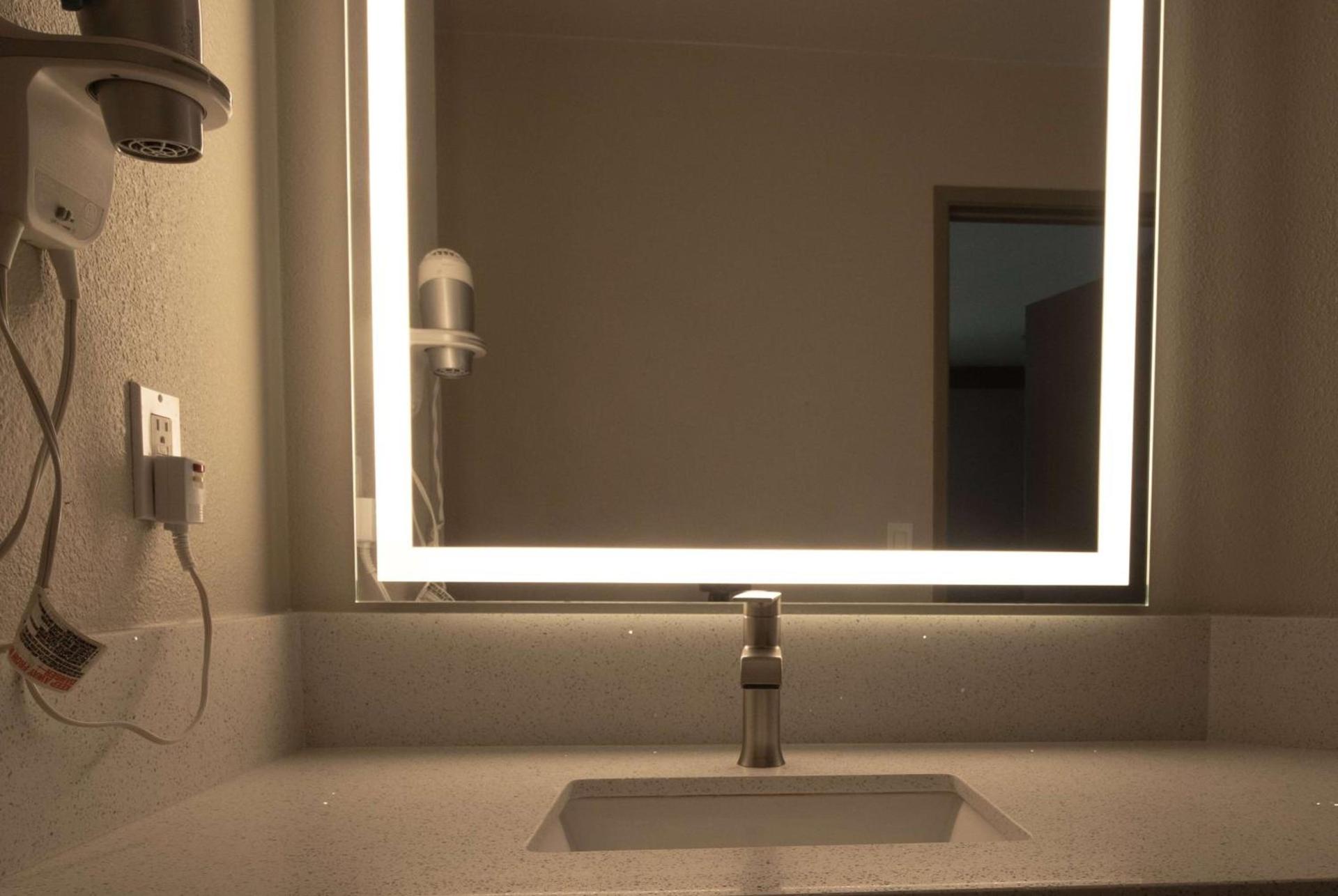 Days Inn by Wyndham Carlsbad photo 10