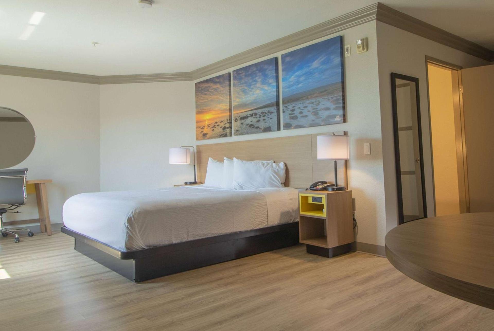Days Inn by Wyndham Carlsbad photo 11