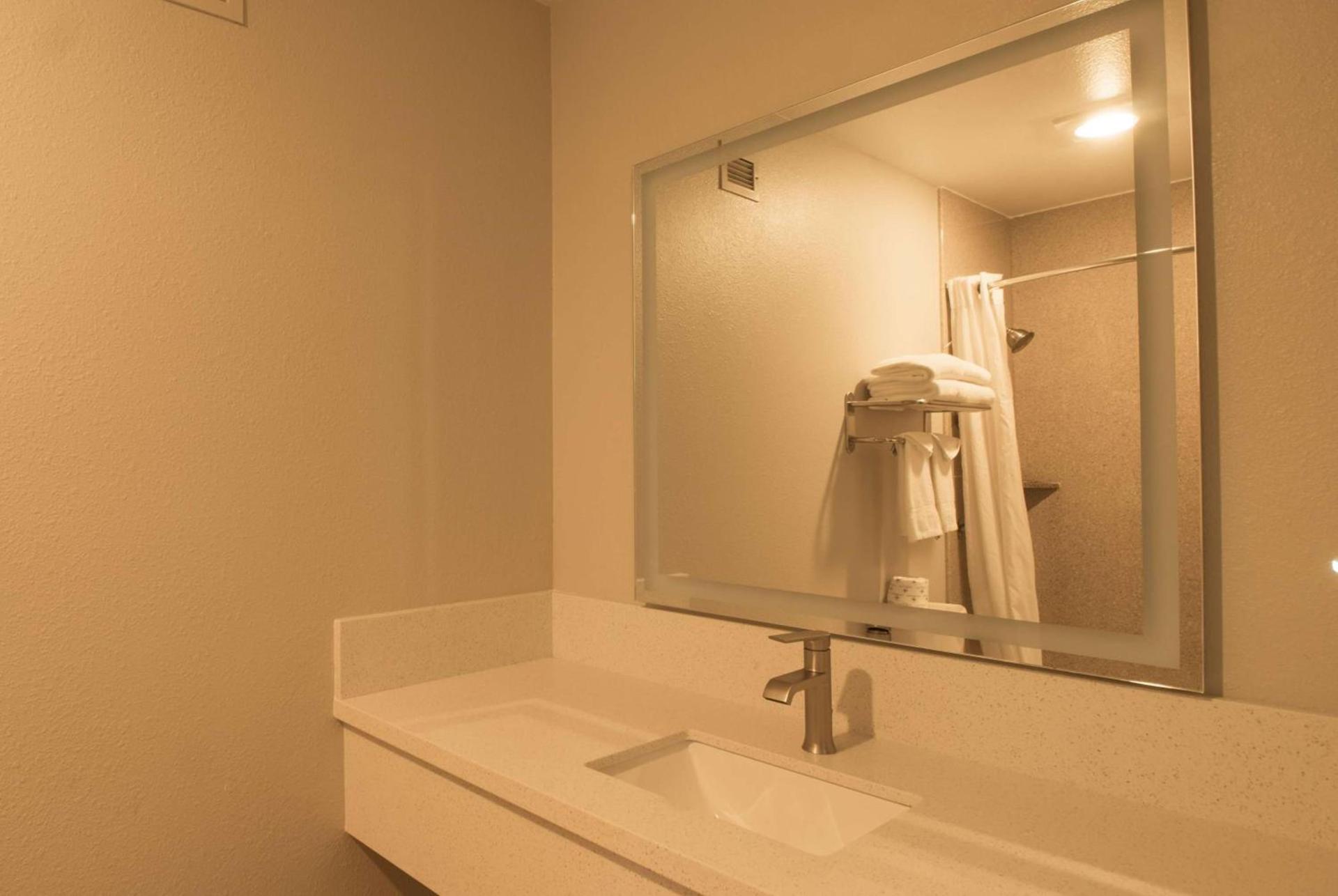 Days Inn by Wyndham Carlsbad photo 13