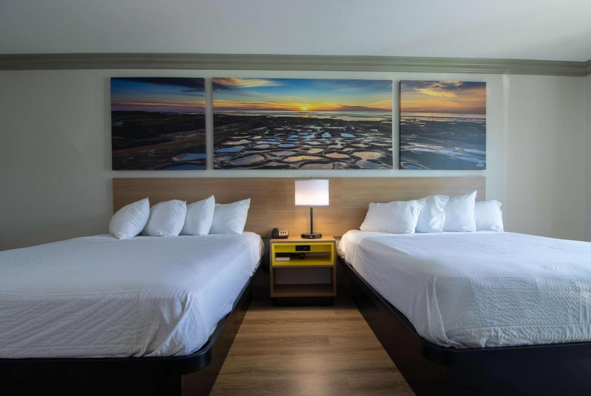 Days Inn by Wyndham Carlsbad photo 15