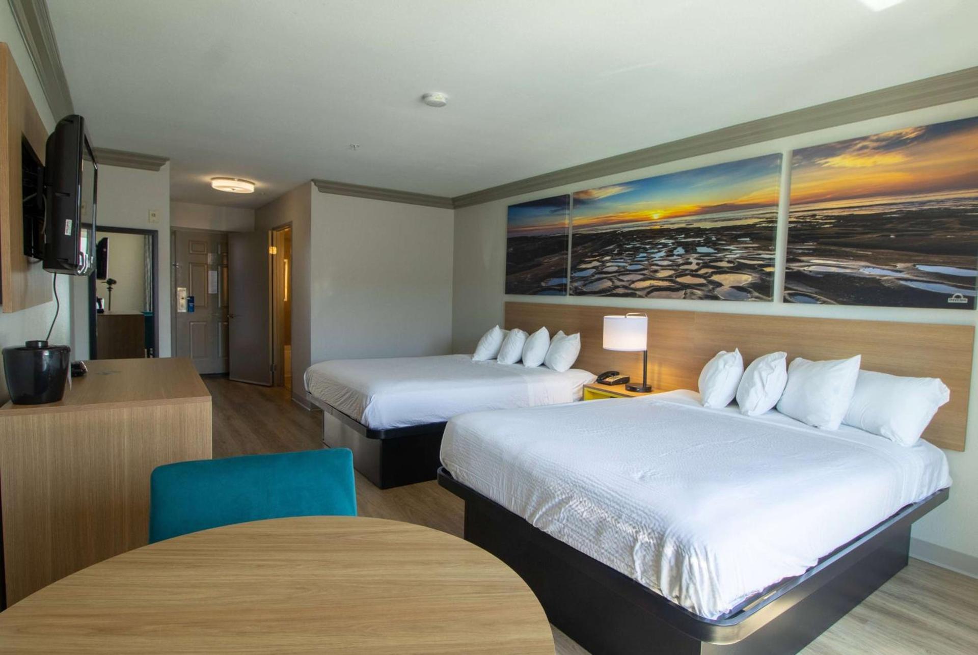 Days Inn by Wyndham Carlsbad photo 16