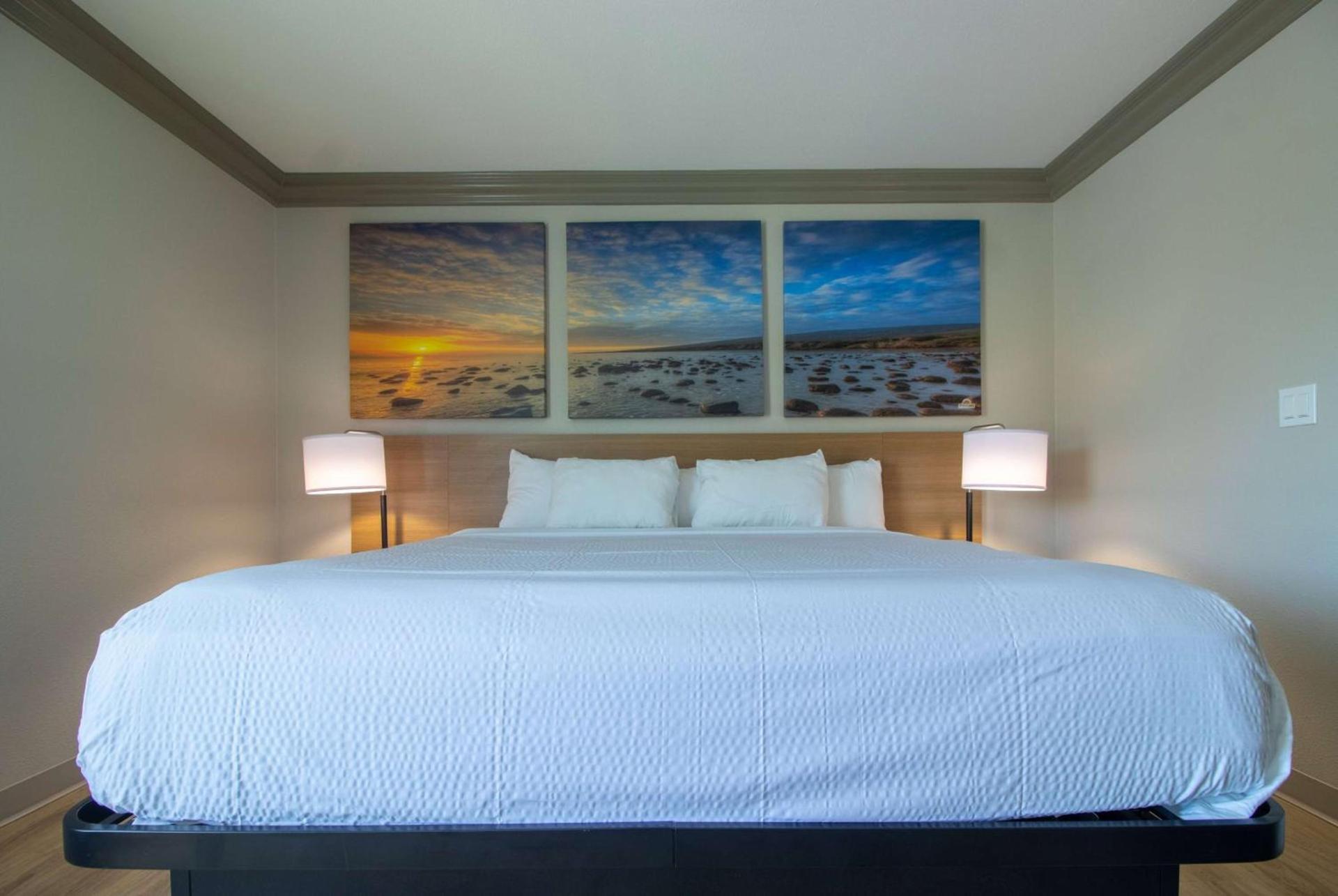 Days Inn by Wyndham Carlsbad photo 17