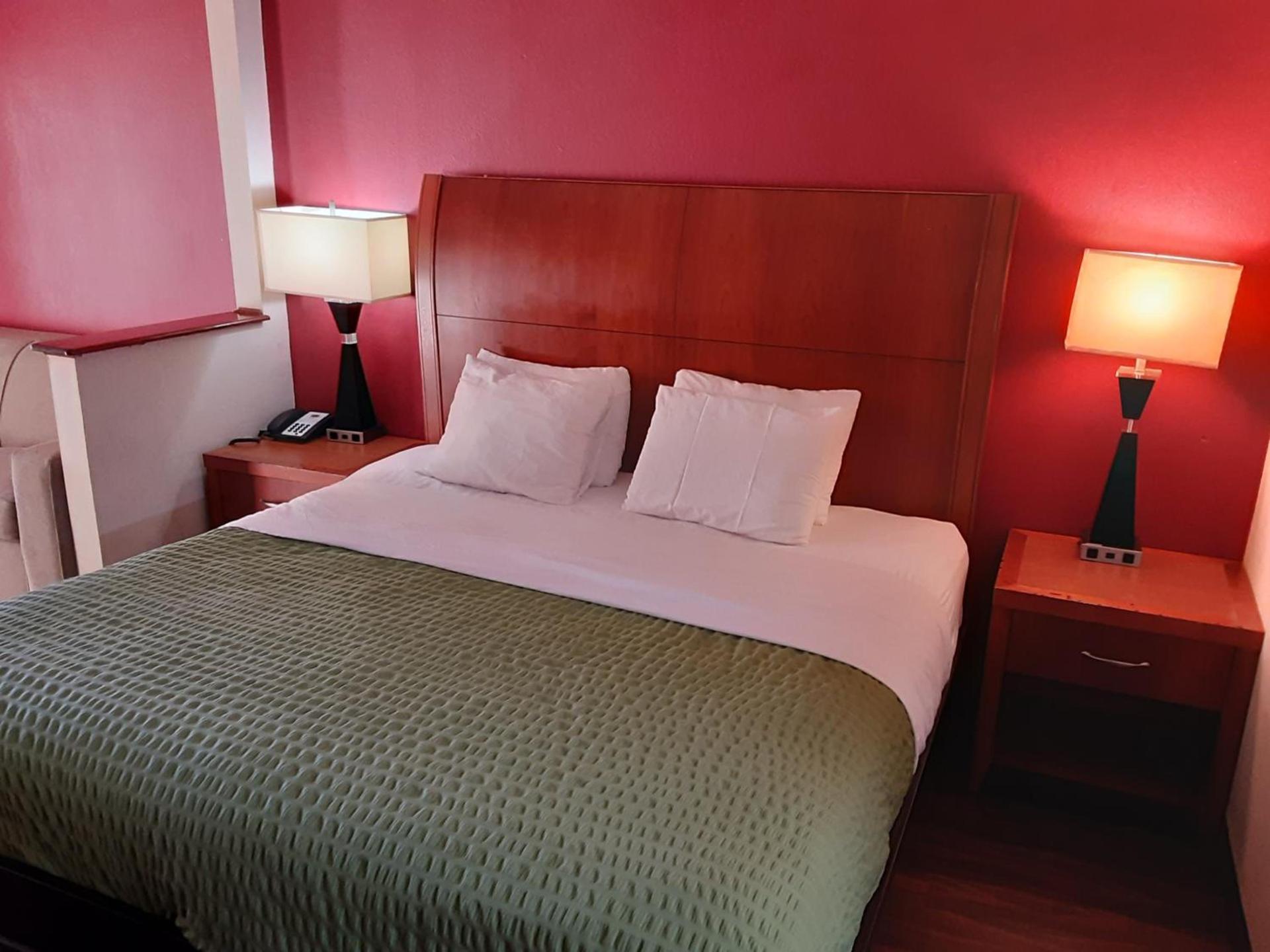 Econo Lodge Inn & Suites Griffin North photo 27