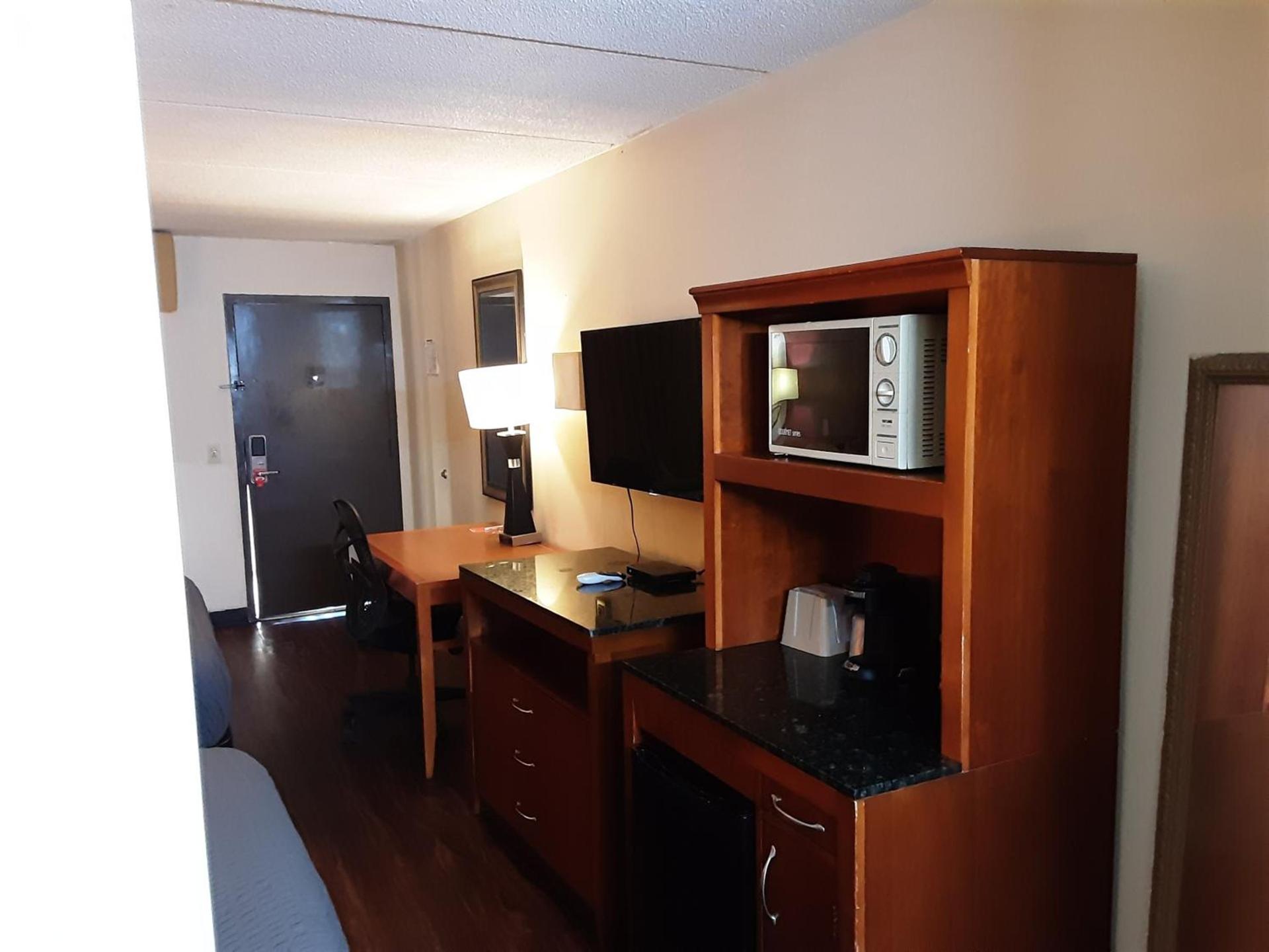 Econo Lodge Inn & Suites Griffin North photo 29