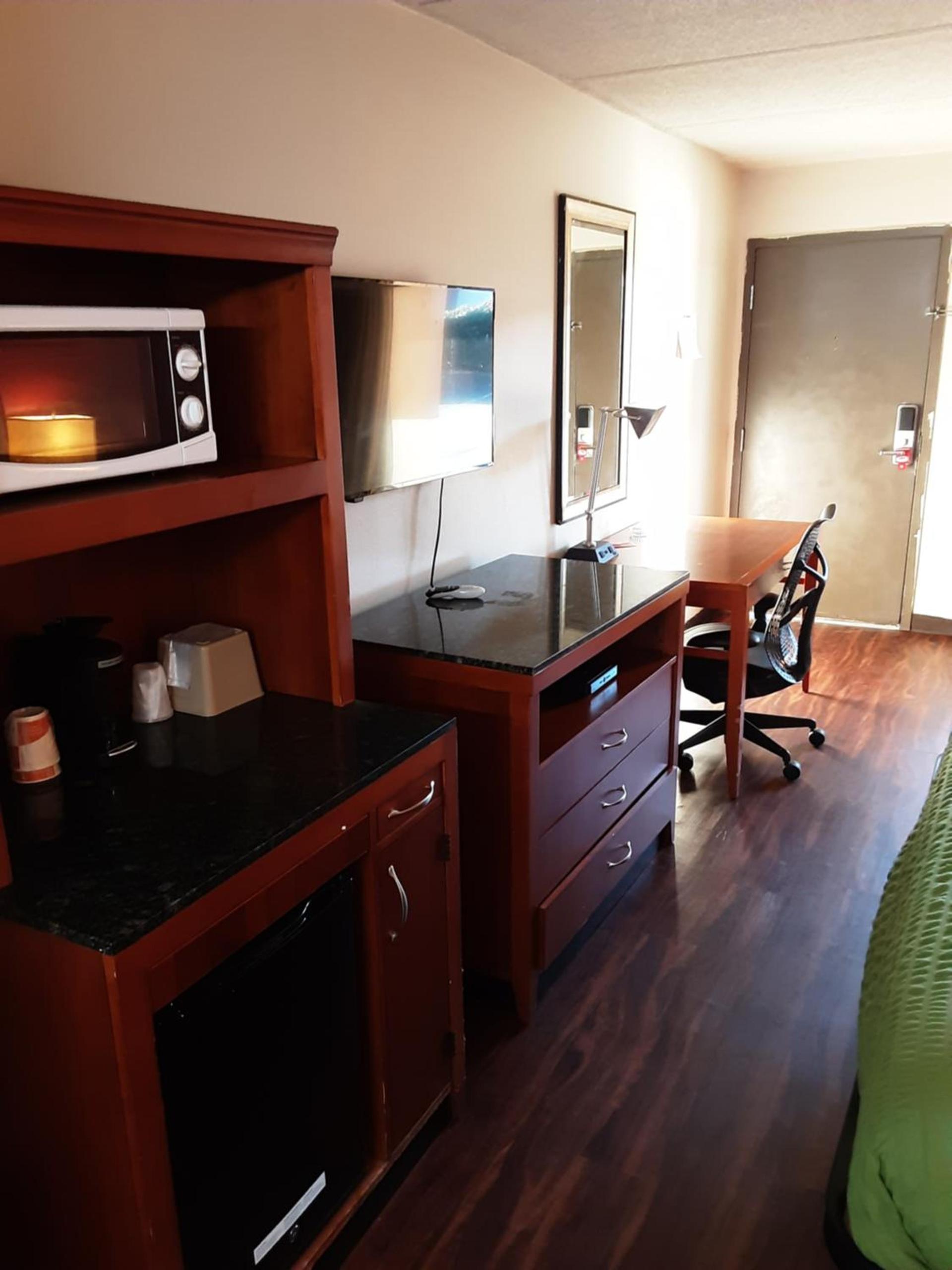 Econo Lodge Inn & Suites Griffin North photo 33
