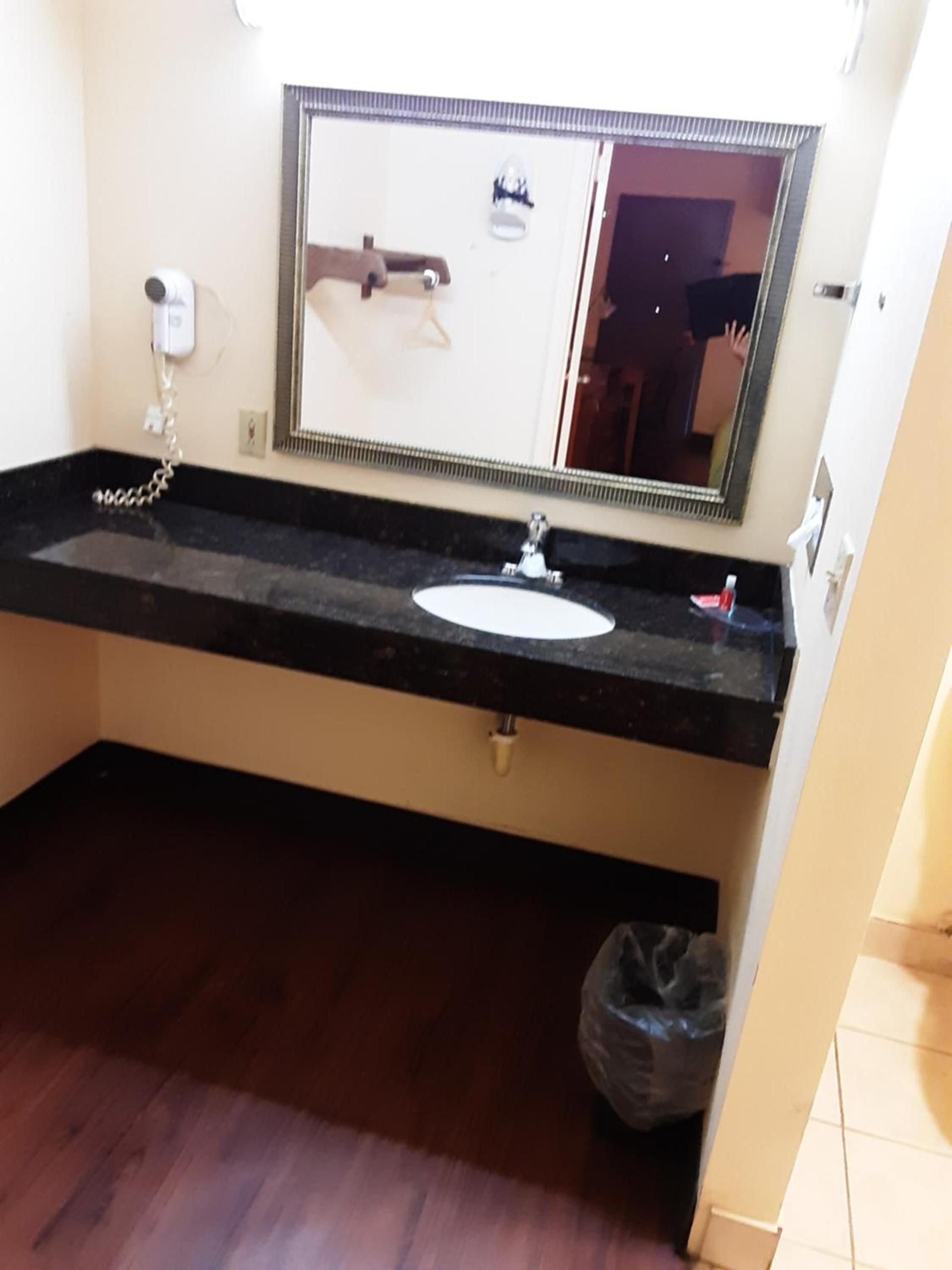 Econo Lodge Inn & Suites Griffin North photo 34