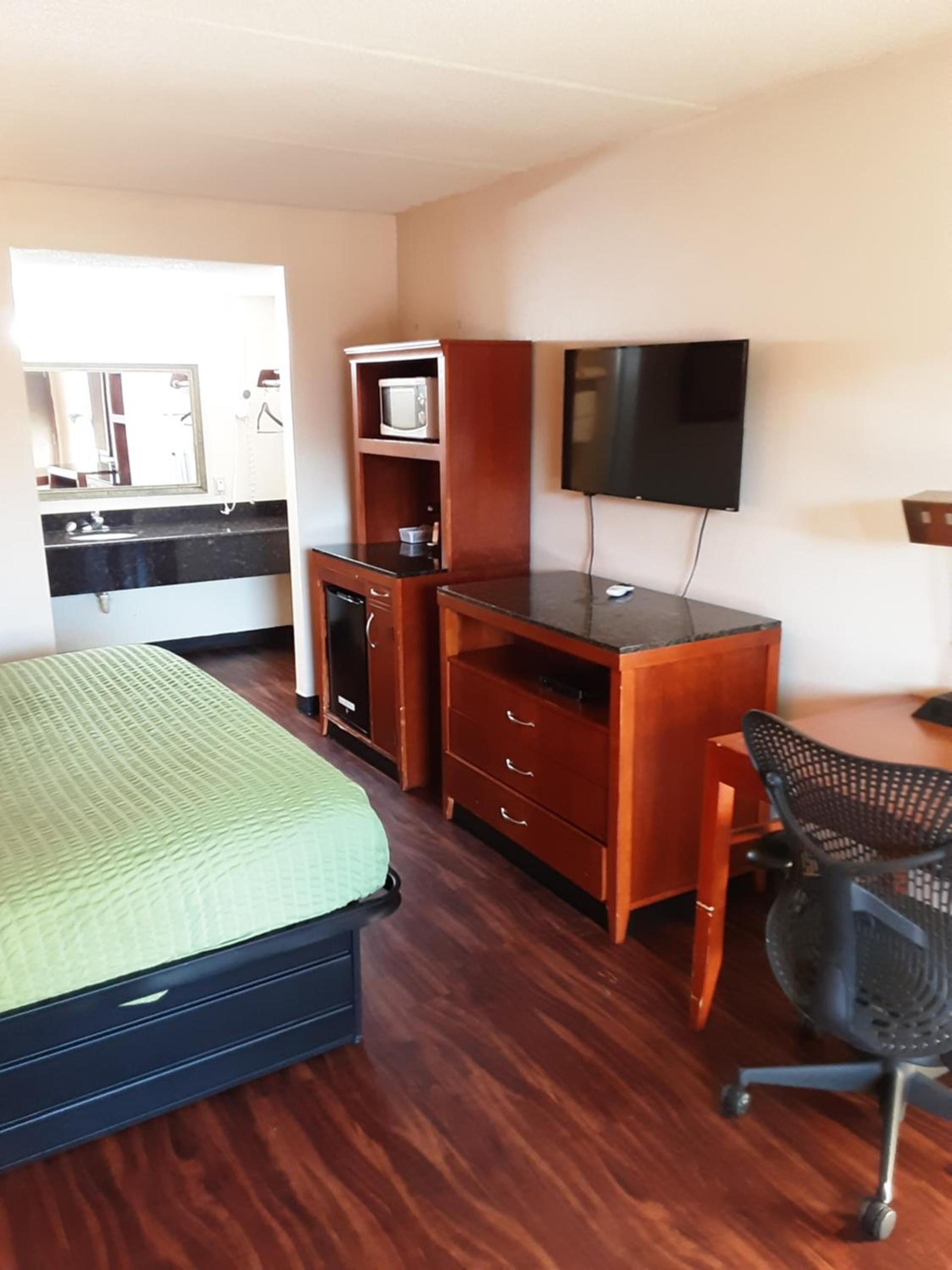 Econo Lodge Inn & Suites Griffin North photo 38