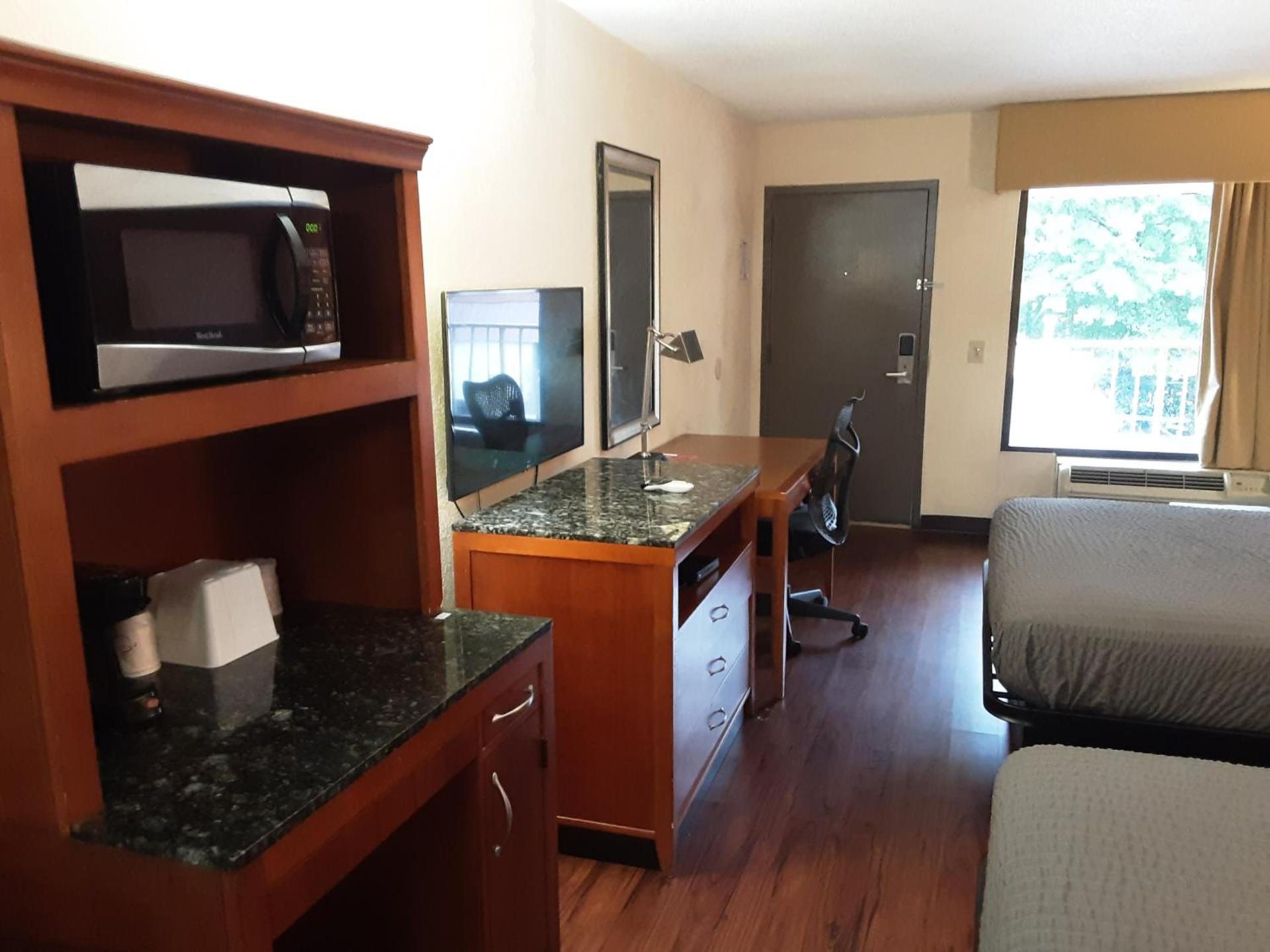 Econo Lodge Inn & Suites Griffin North photo 40