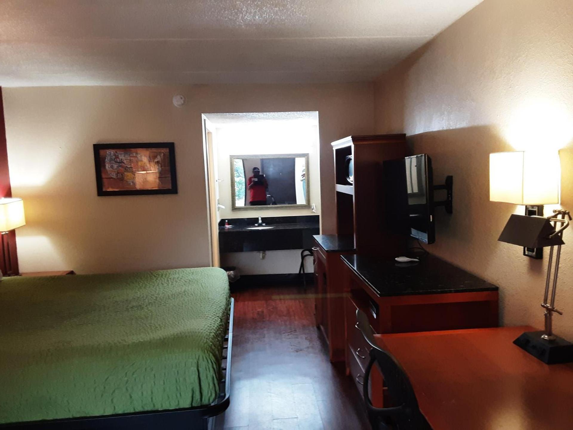 Econo Lodge Inn & Suites Griffin North photo 41
