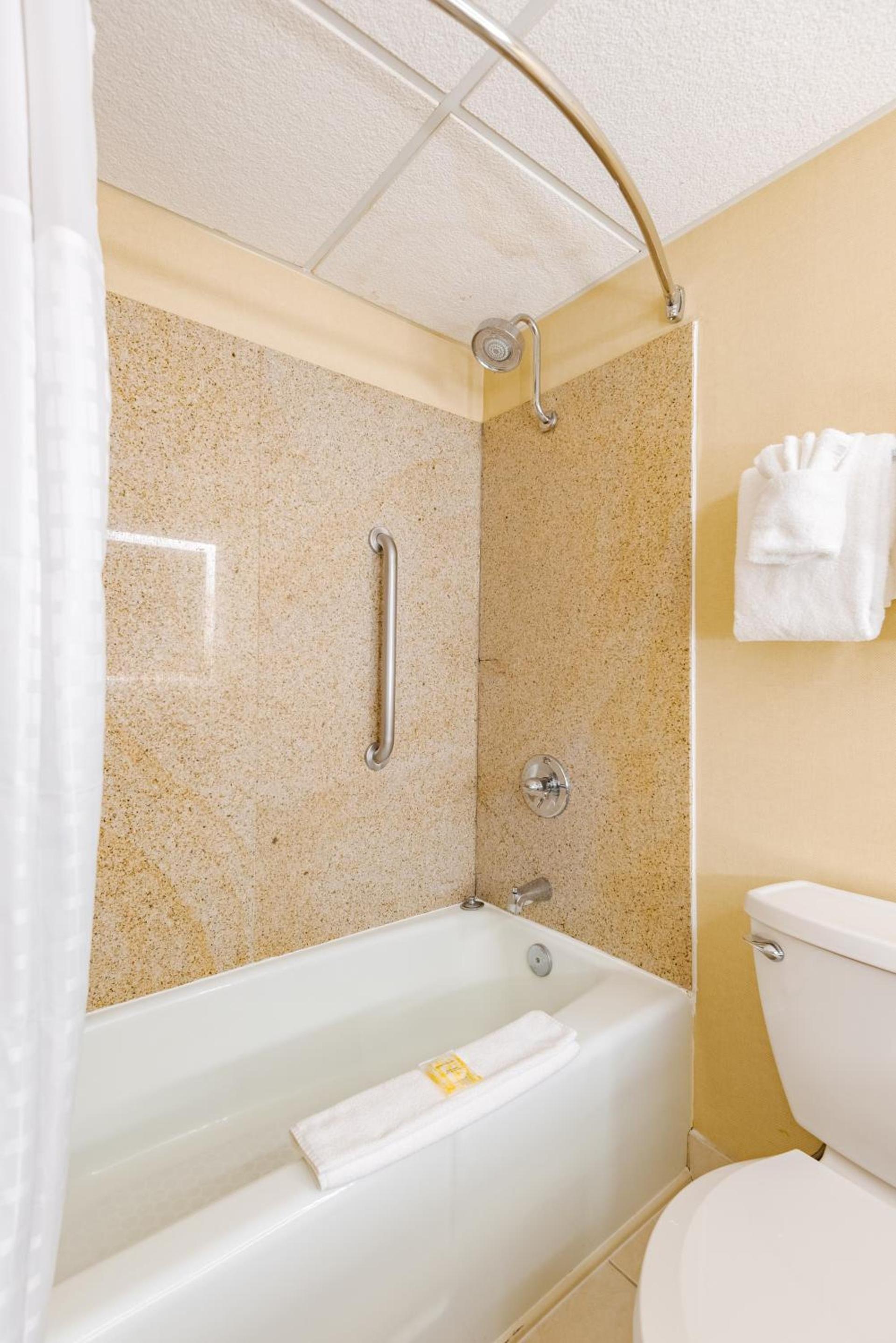 Wyndham Omaha Hotel - West Dodge photo 71