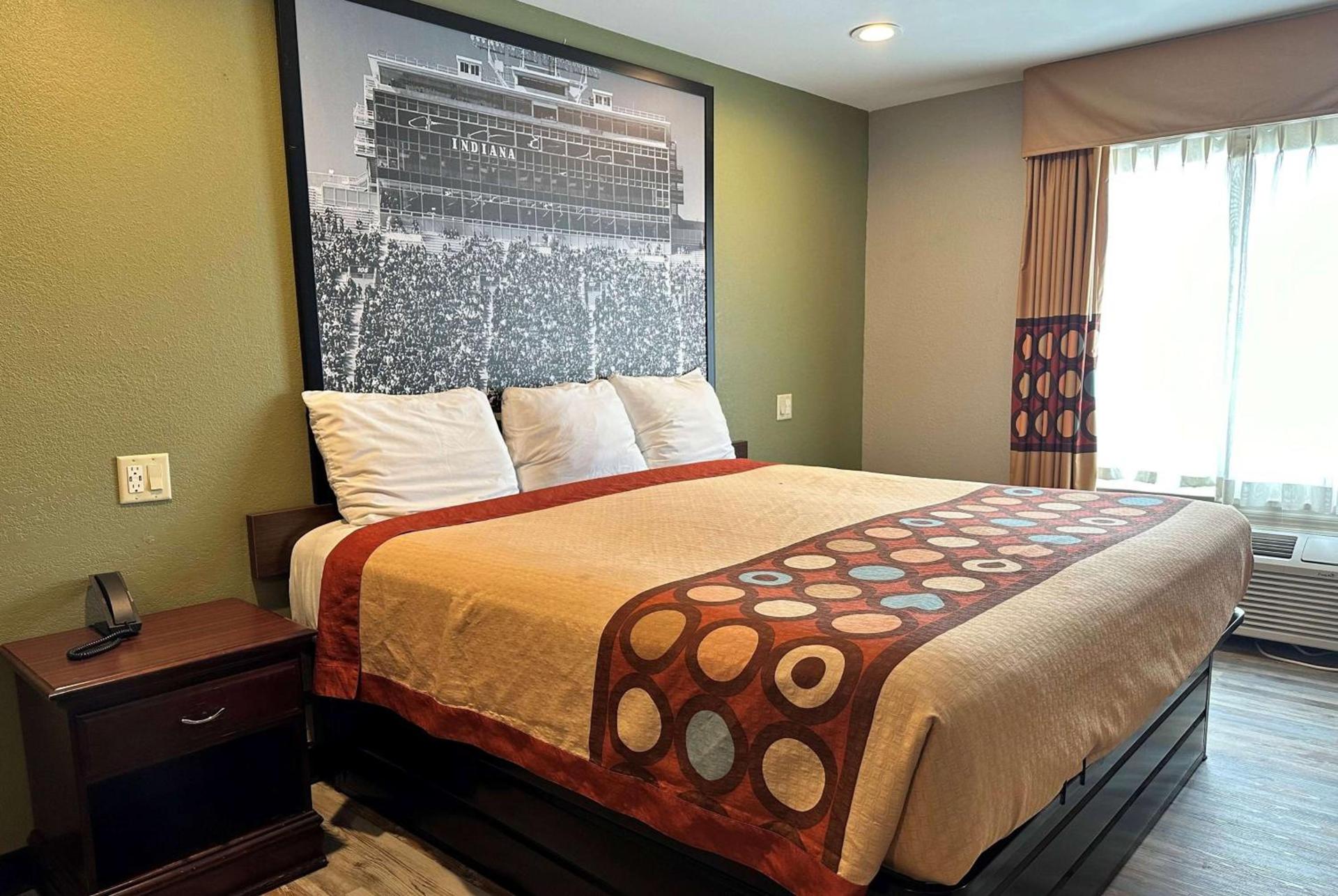 Super 8 by Wyndham Frankfort IN photo 8