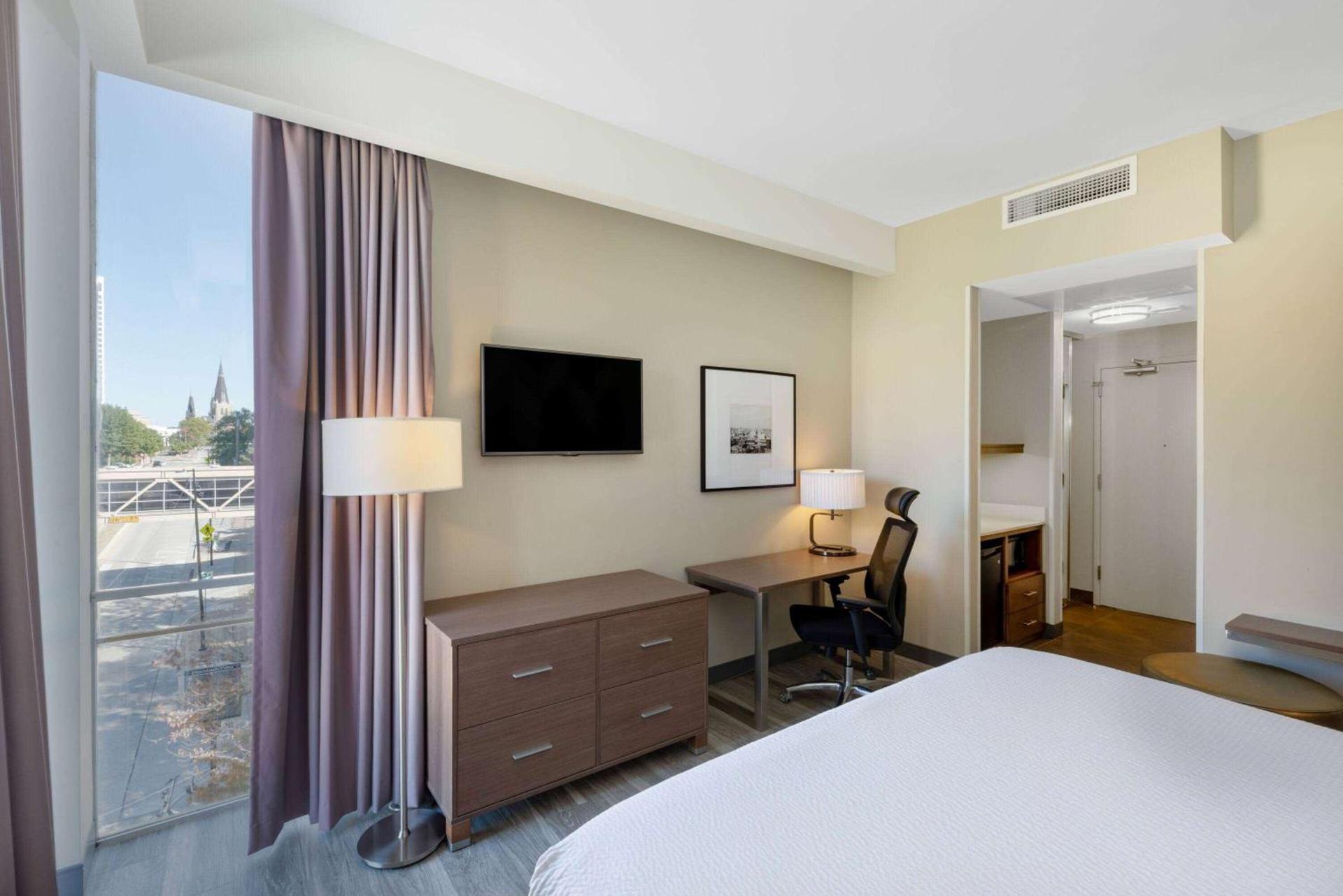 La Quinta Inn & Suites by Wyndham Tulsa Downtown - Route 66 photo 20