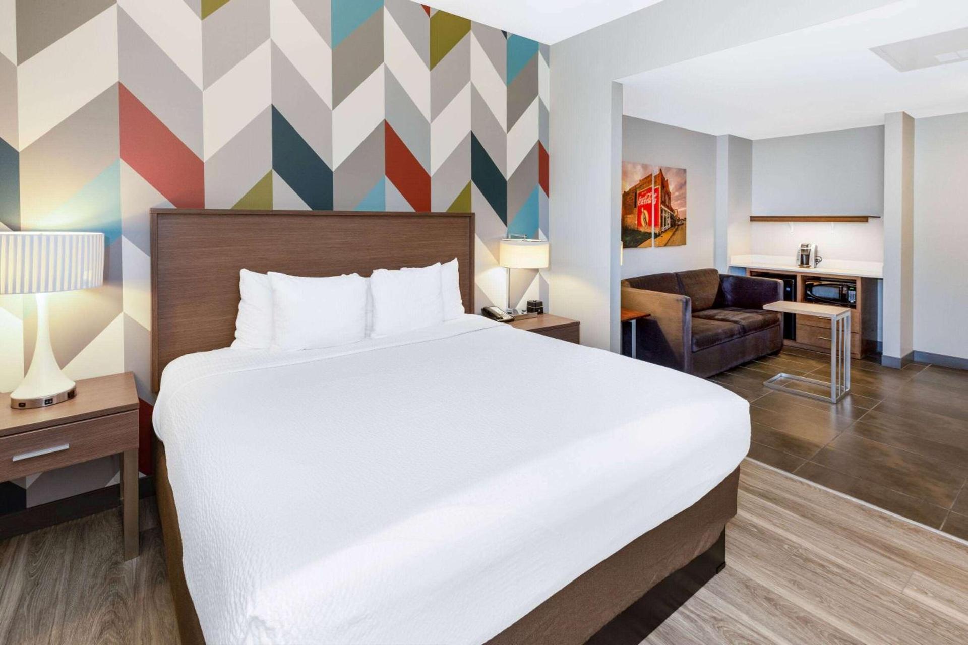 La Quinta Inn & Suites by Wyndham Tulsa Downtown - Route 66 photo 23