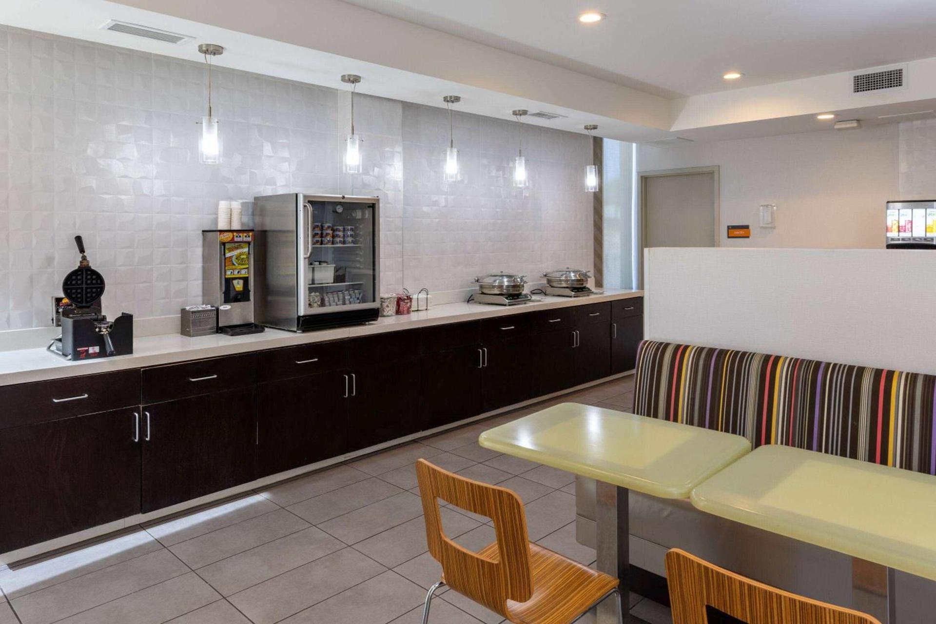 La Quinta Inn & Suites by Wyndham Tulsa Downtown - Route 66 photo 28
