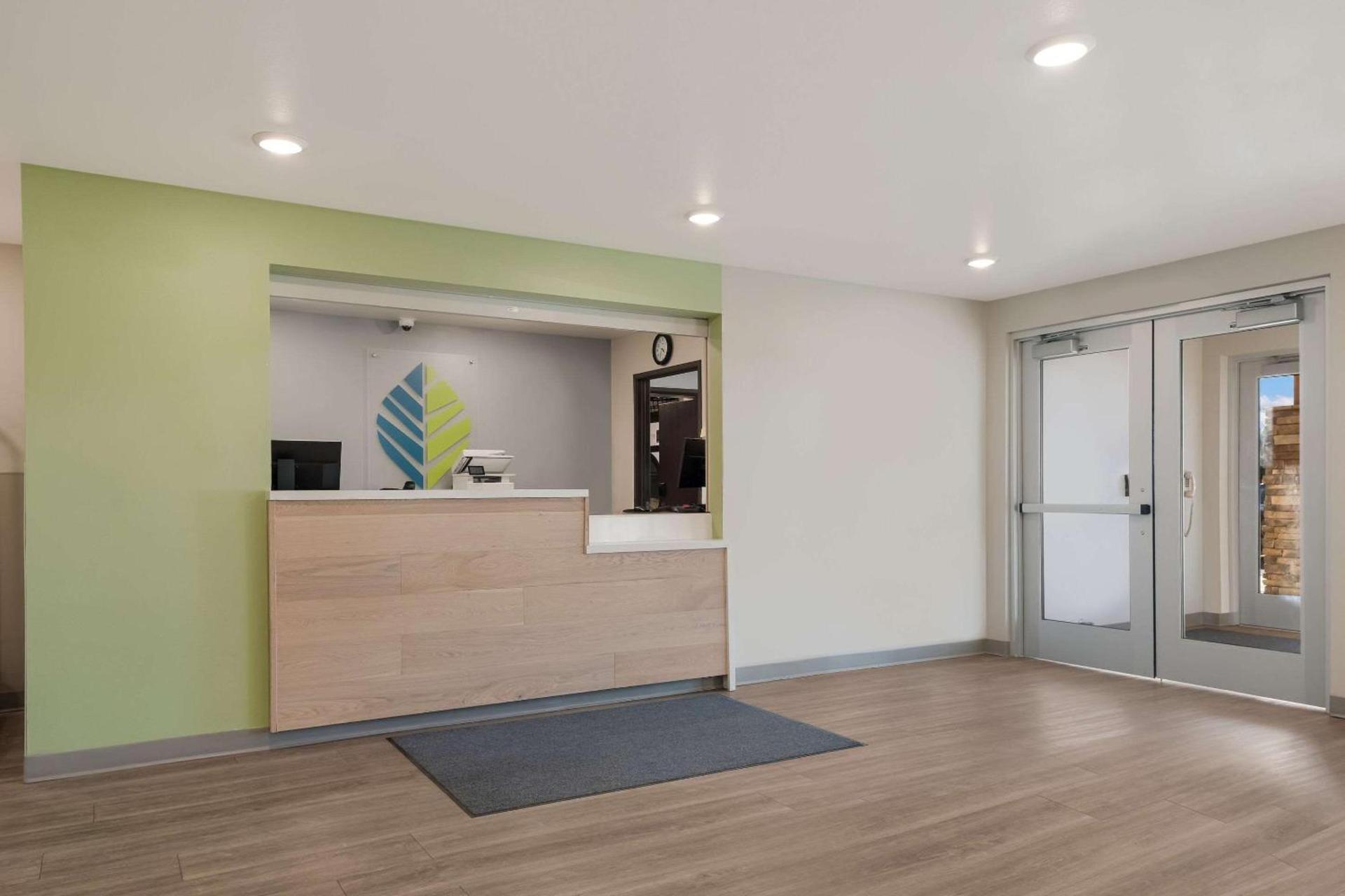 WoodSpring Suites Phoenix-Deer Valley photo 5