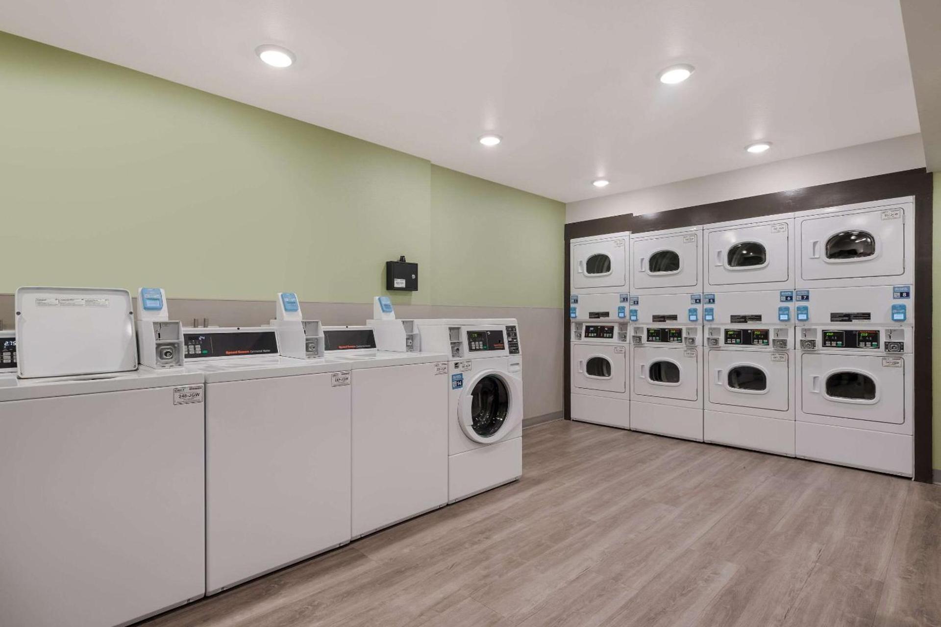 WoodSpring Suites Phoenix-Deer Valley photo 25