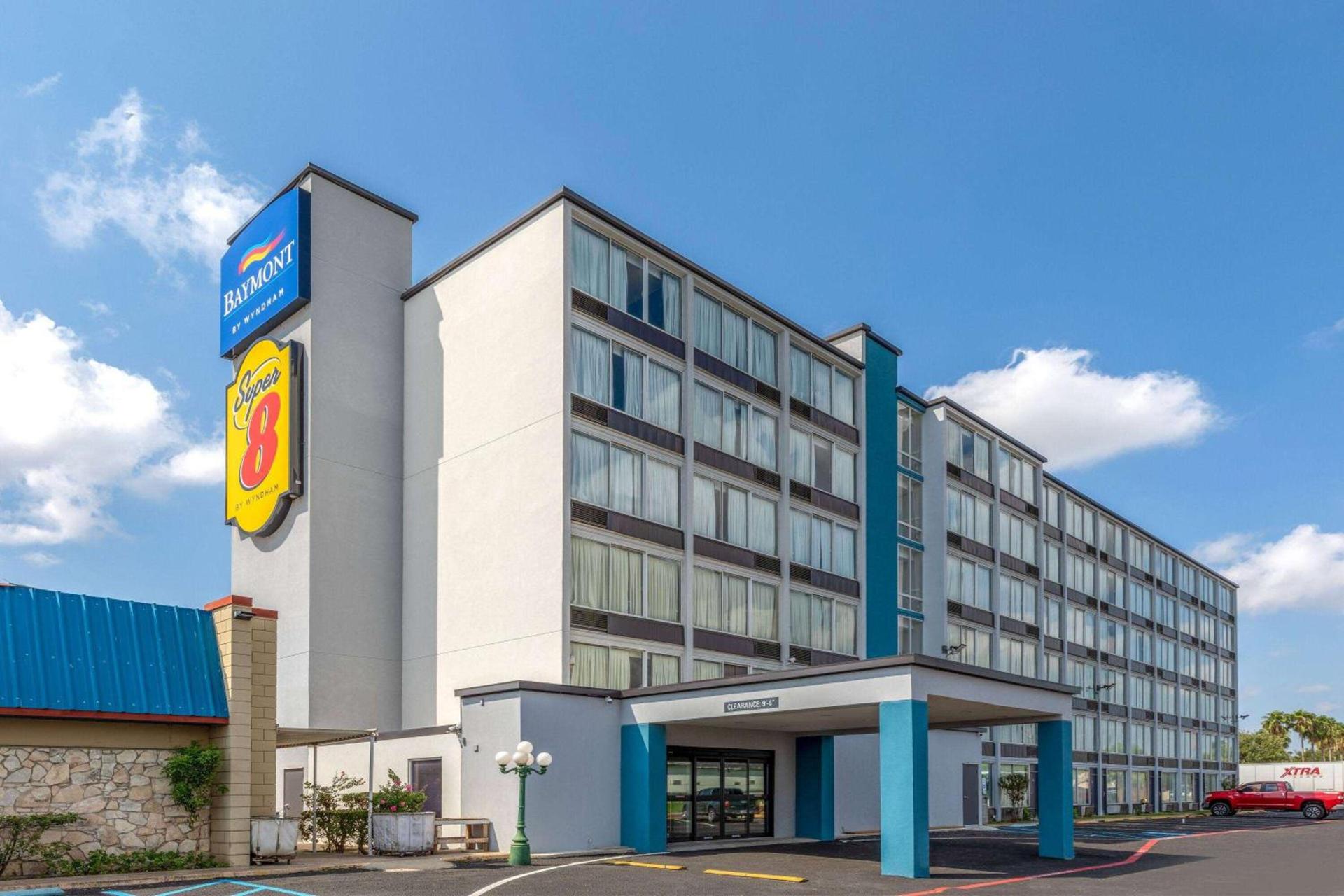 Baymont by Wyndham Laredo photo 1