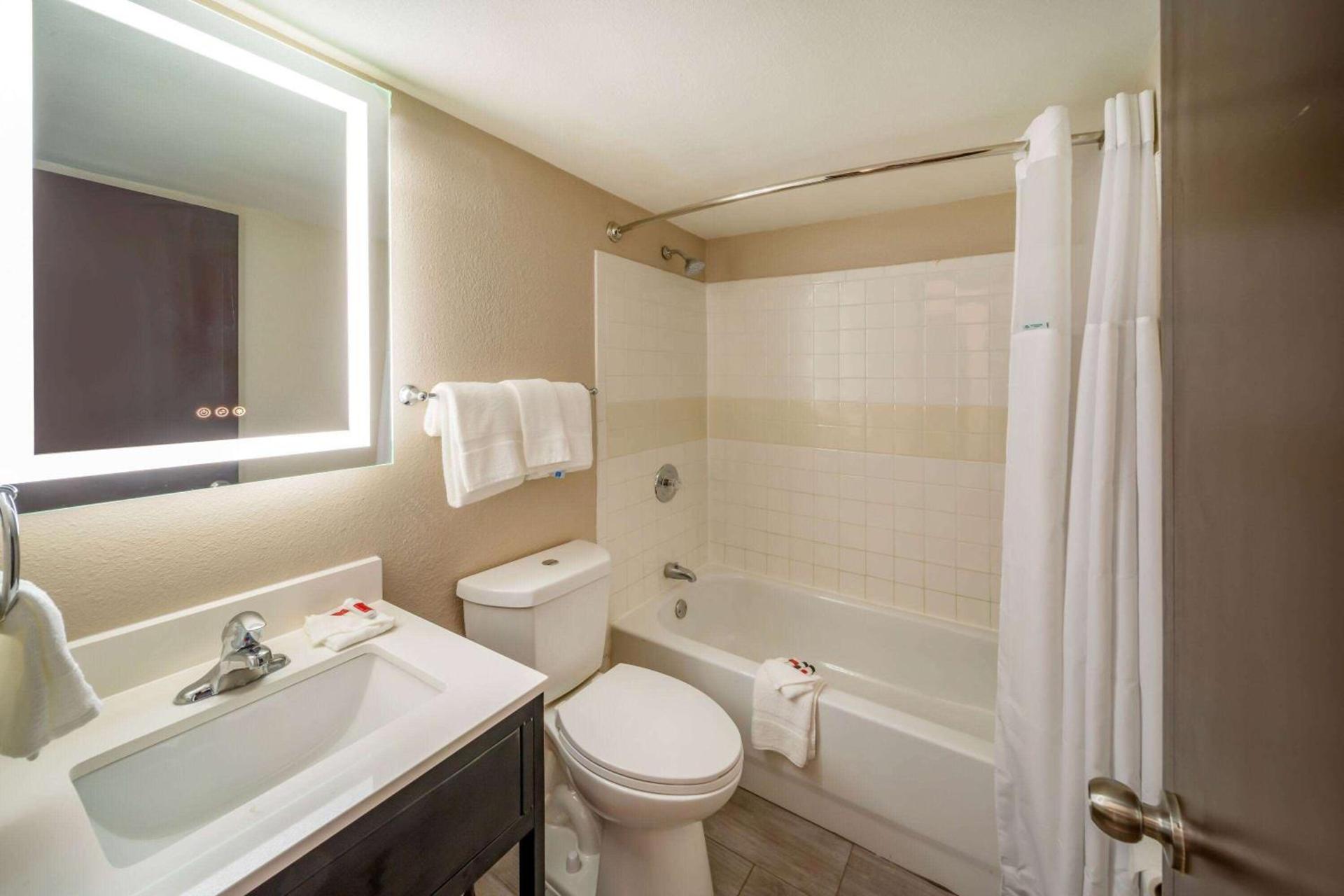 Baymont by Wyndham Laredo photo 19