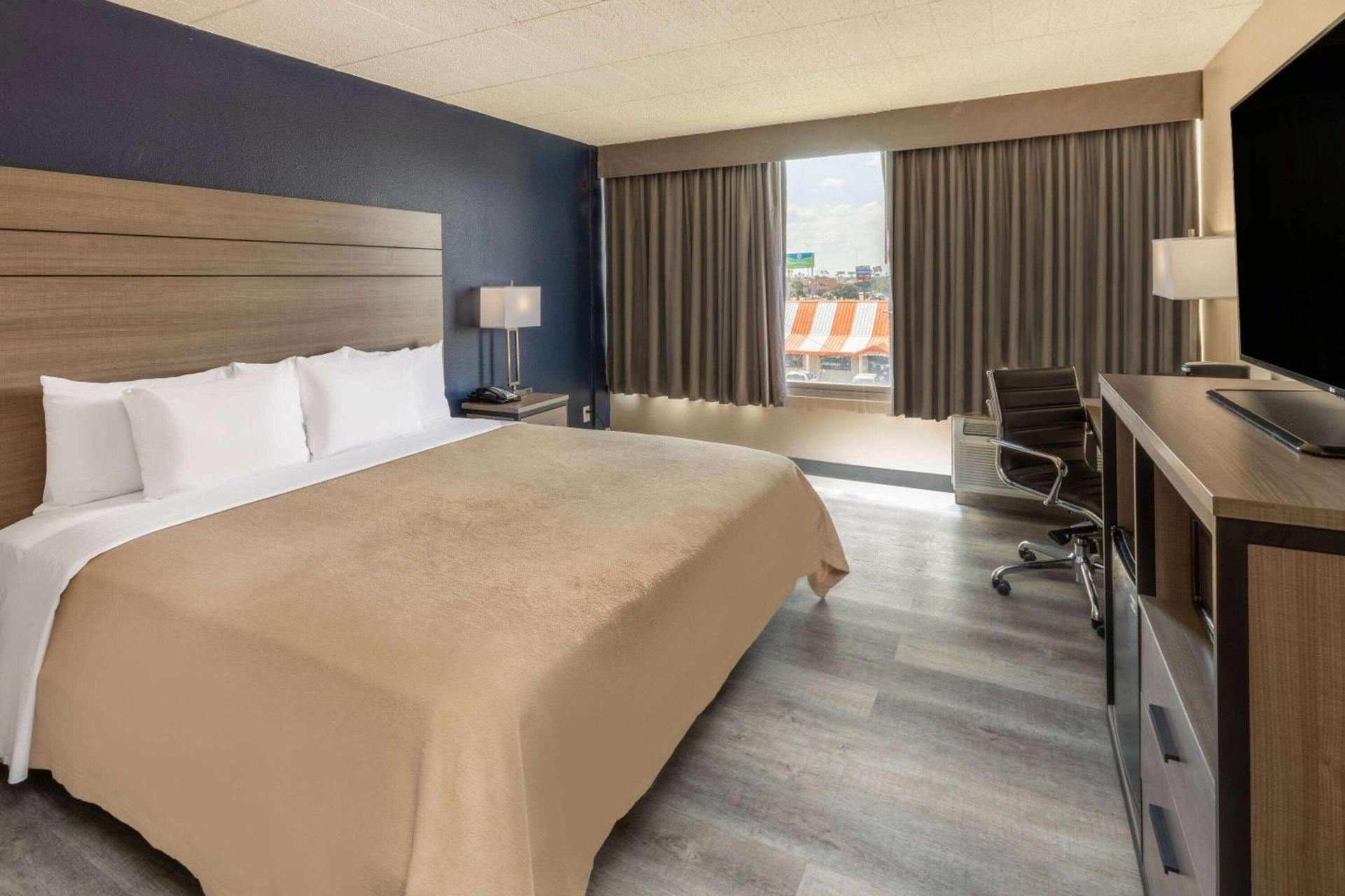 Baymont by Wyndham Laredo photo 3
