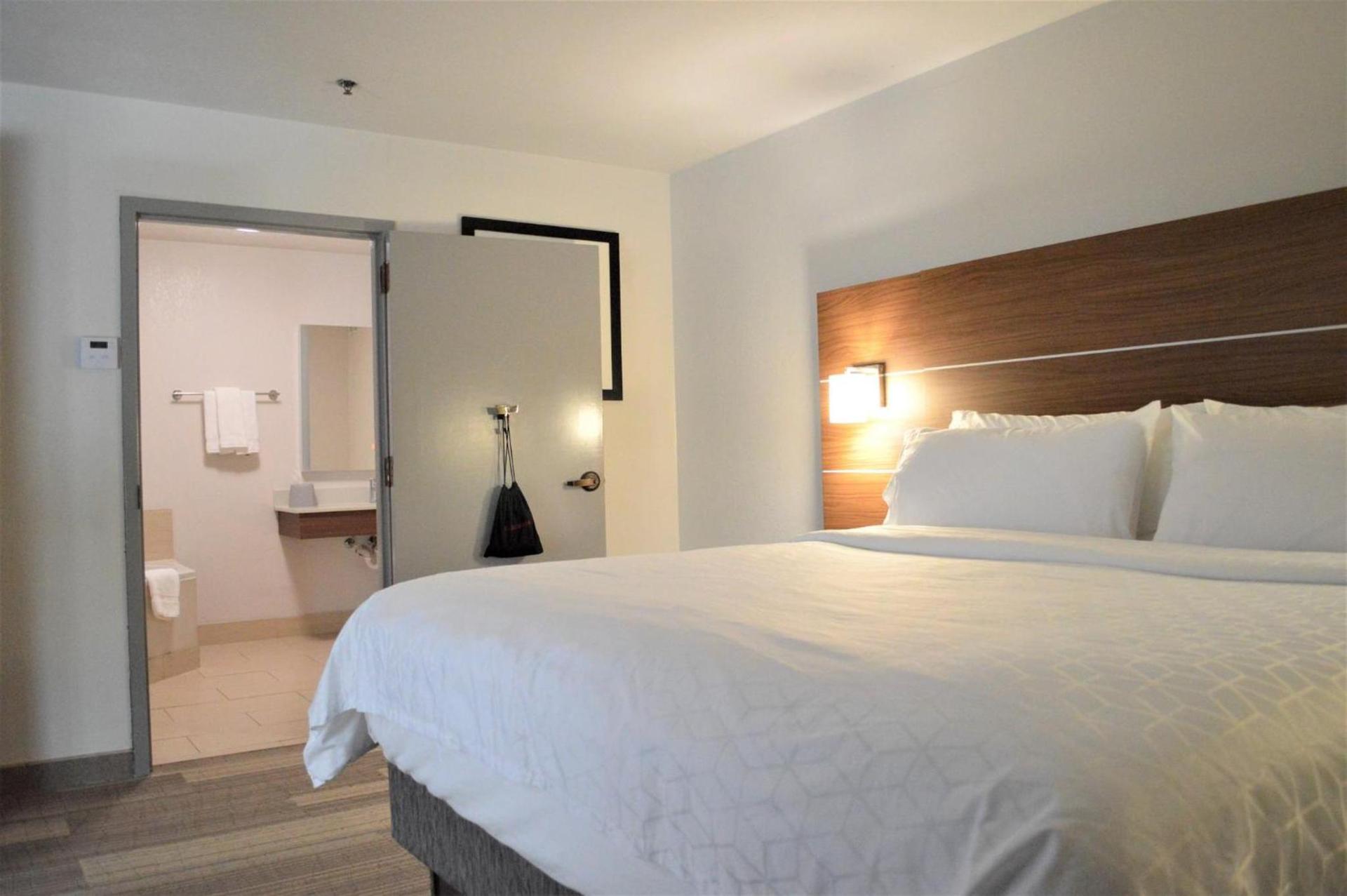 Holiday Inn Express & Suites Batesville by IHG photo 32