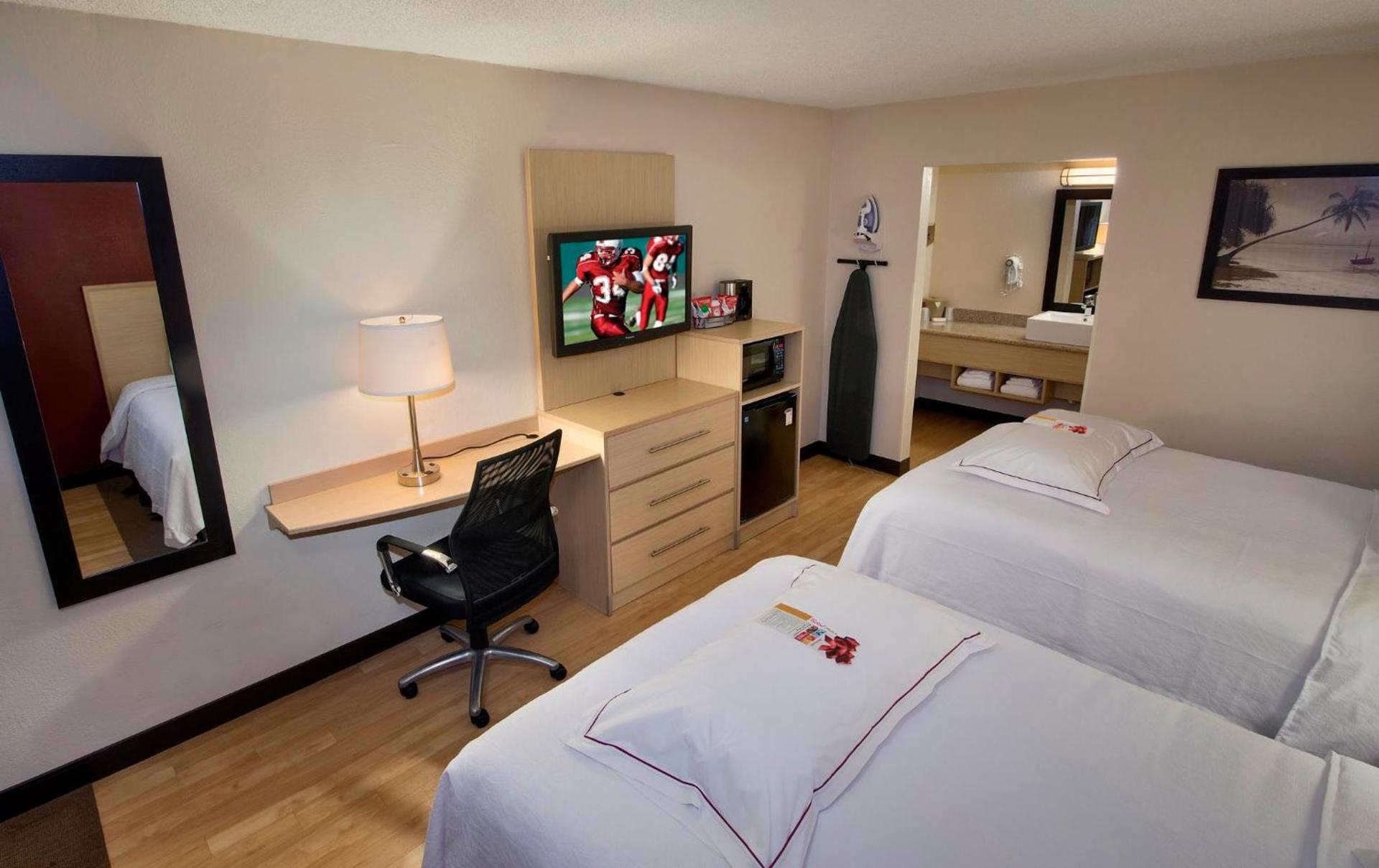 Red Roof Inn PLUS+ & Suites Naples Downtown-5th Ave S photo 37